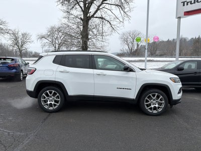 2022 Jeep Compass Latitude Lux