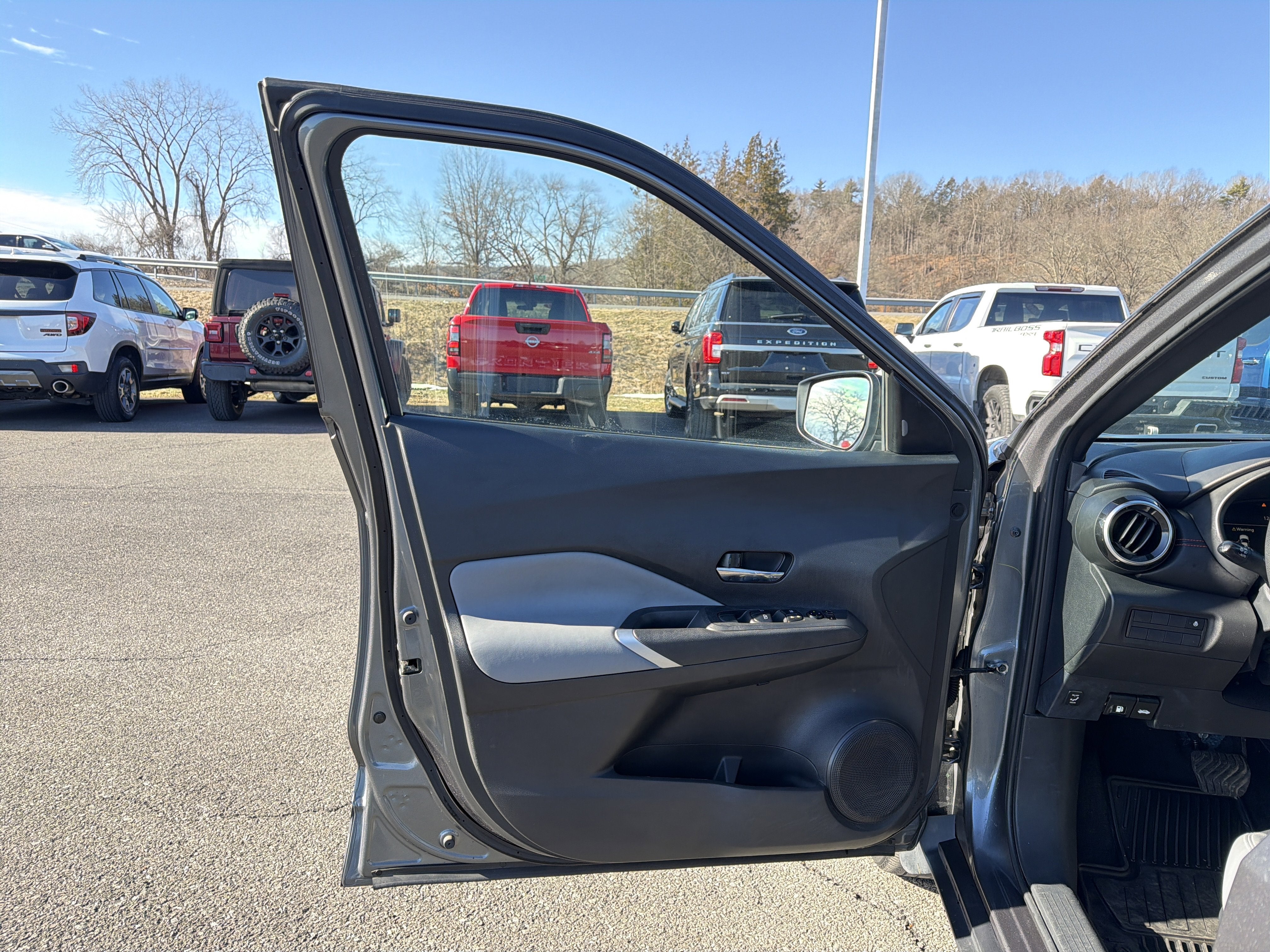 2022 Nissan Kicks SR