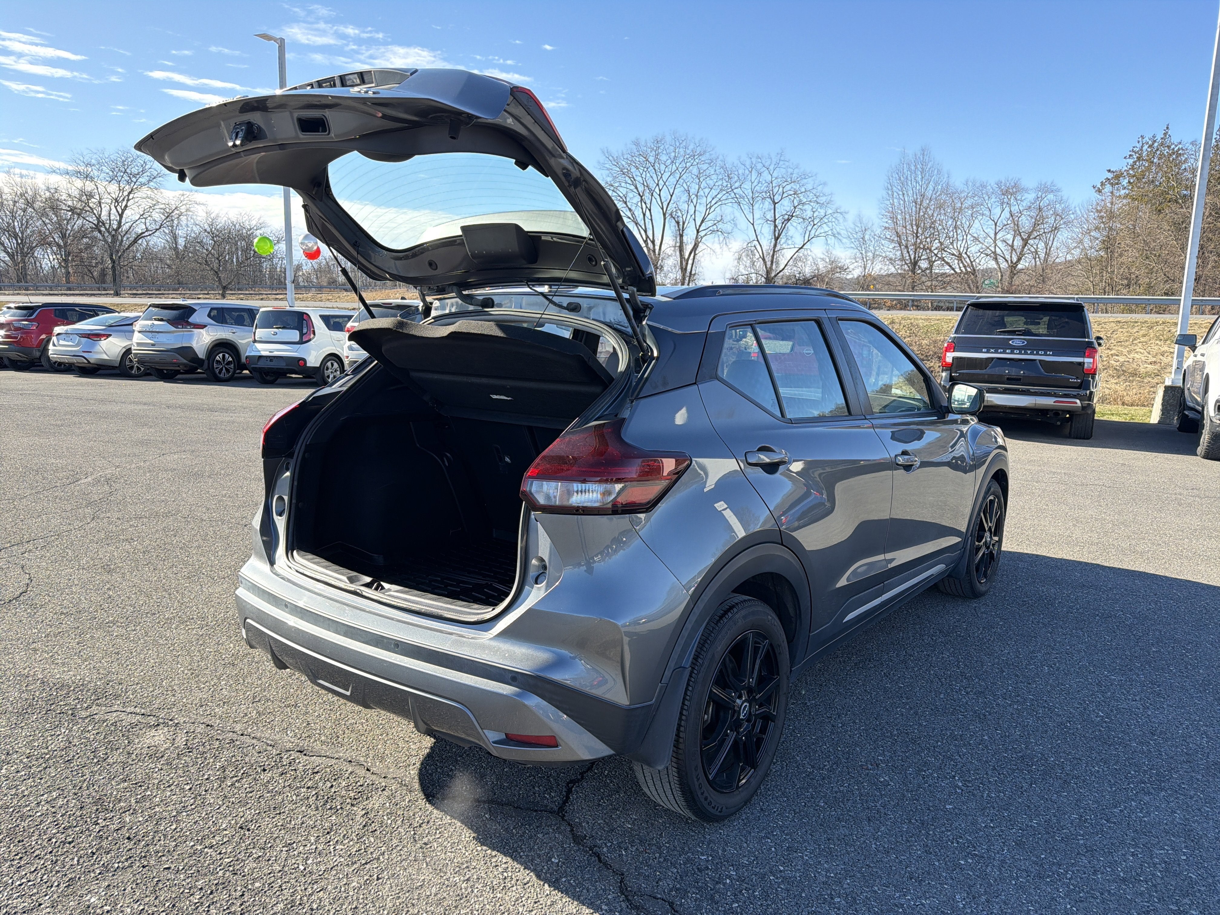 2022 Nissan Kicks SR