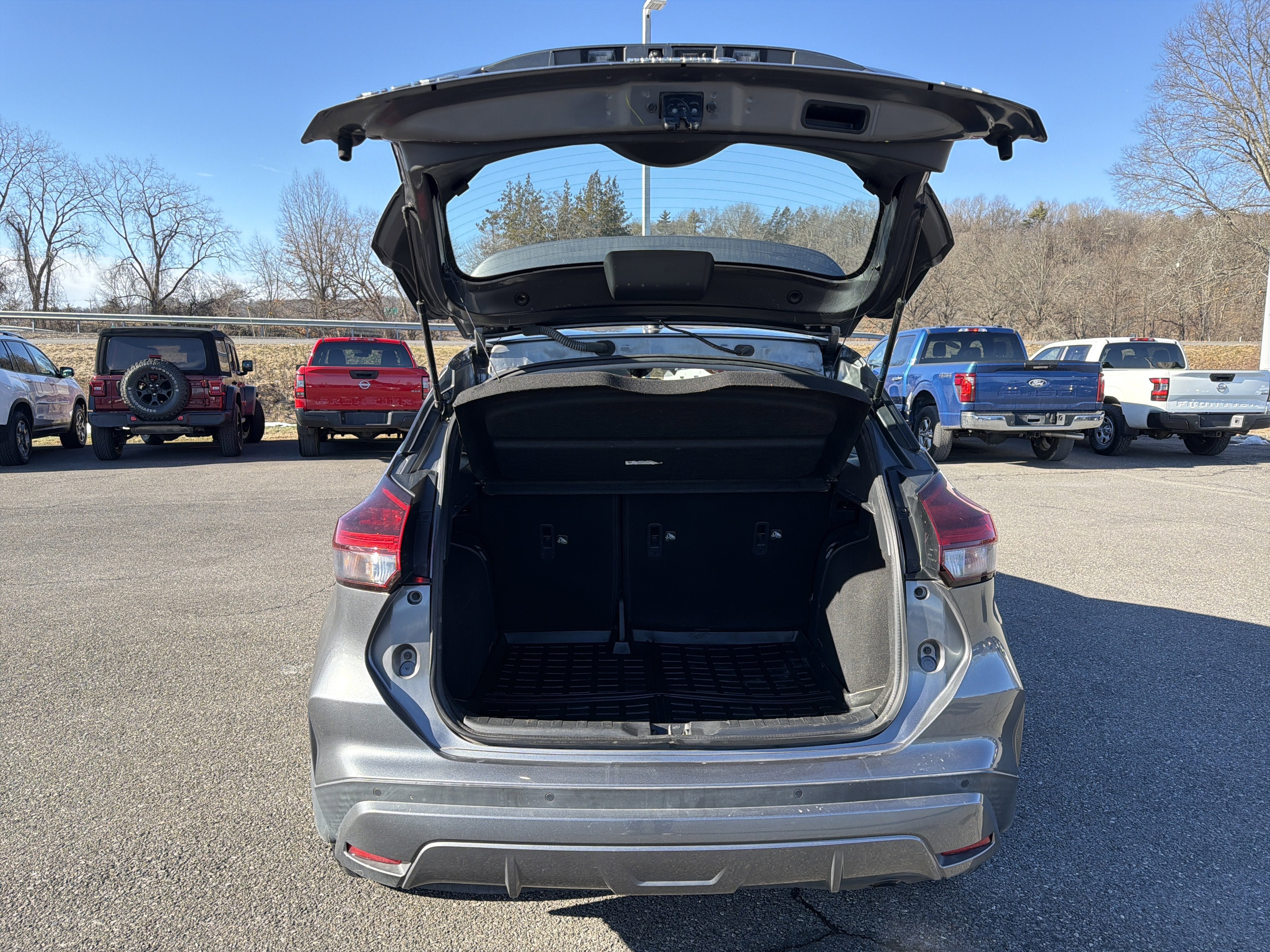 2022 Nissan Kicks SR