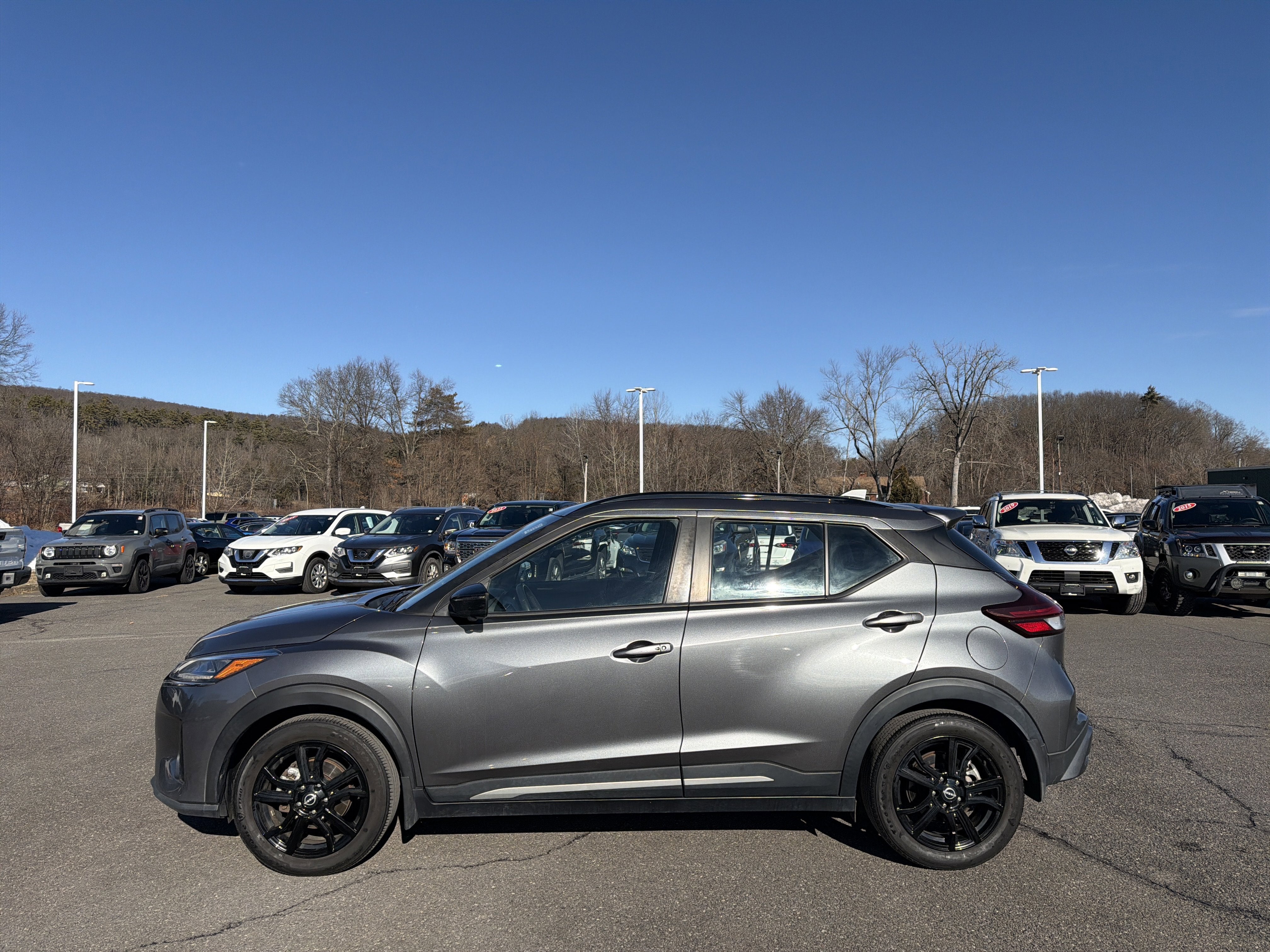 2022 Nissan Kicks SR