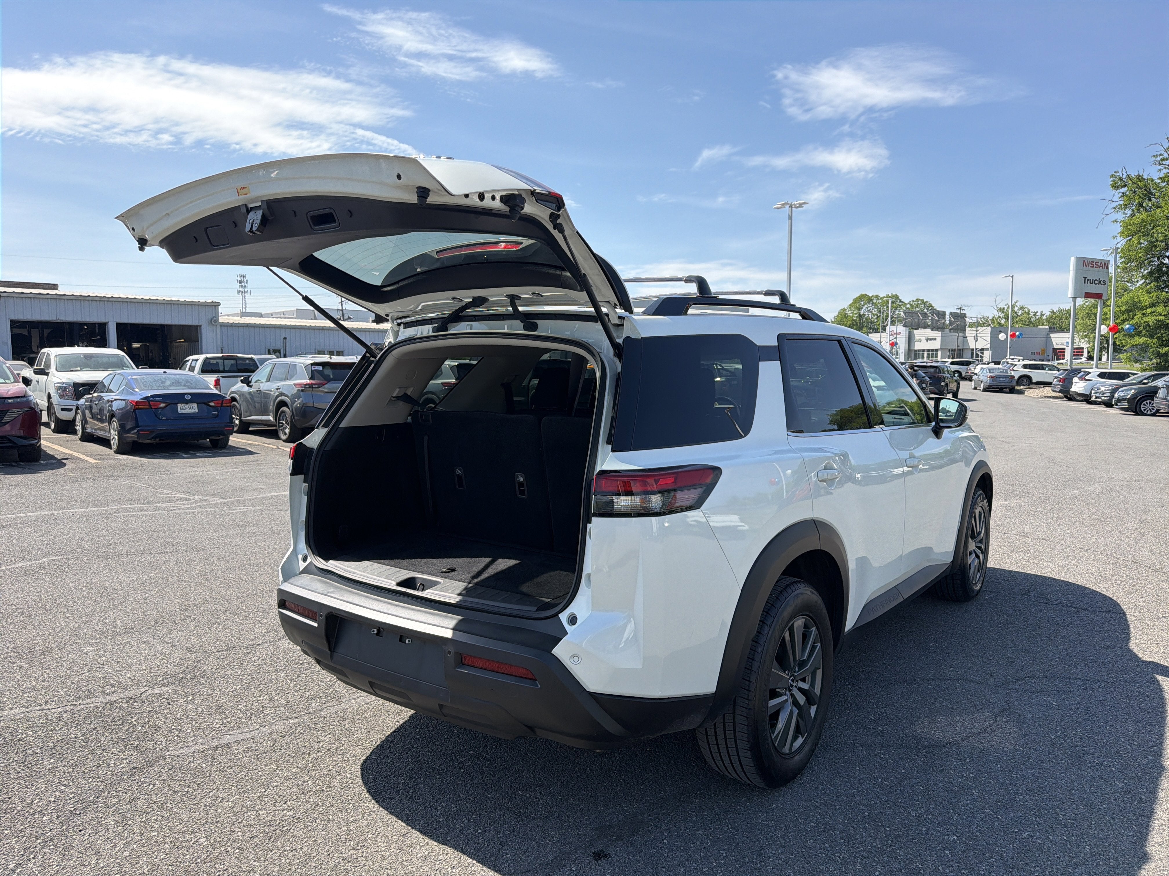 2023 Nissan Pathfinder SV