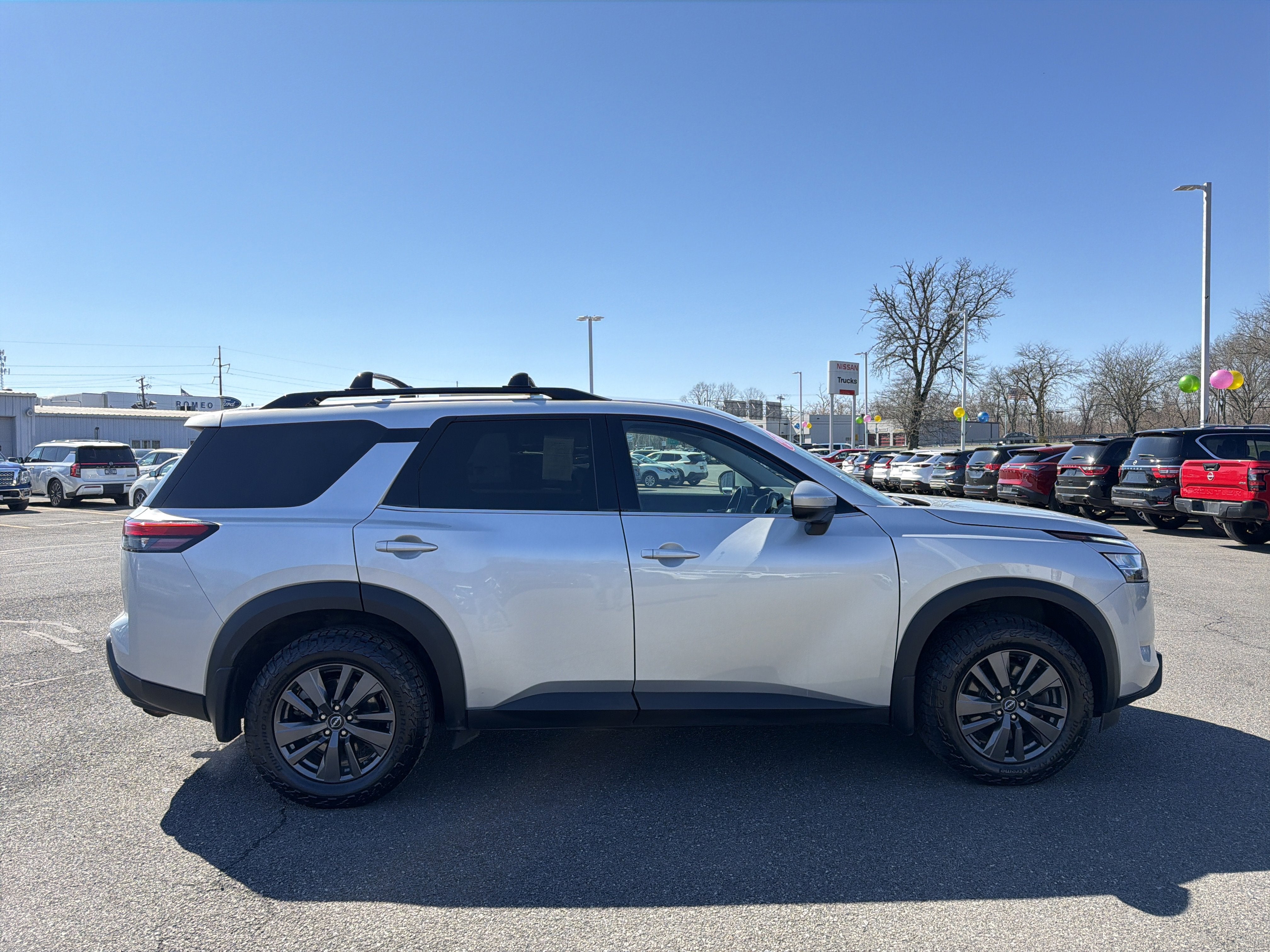 2022 Nissan Pathfinder SV