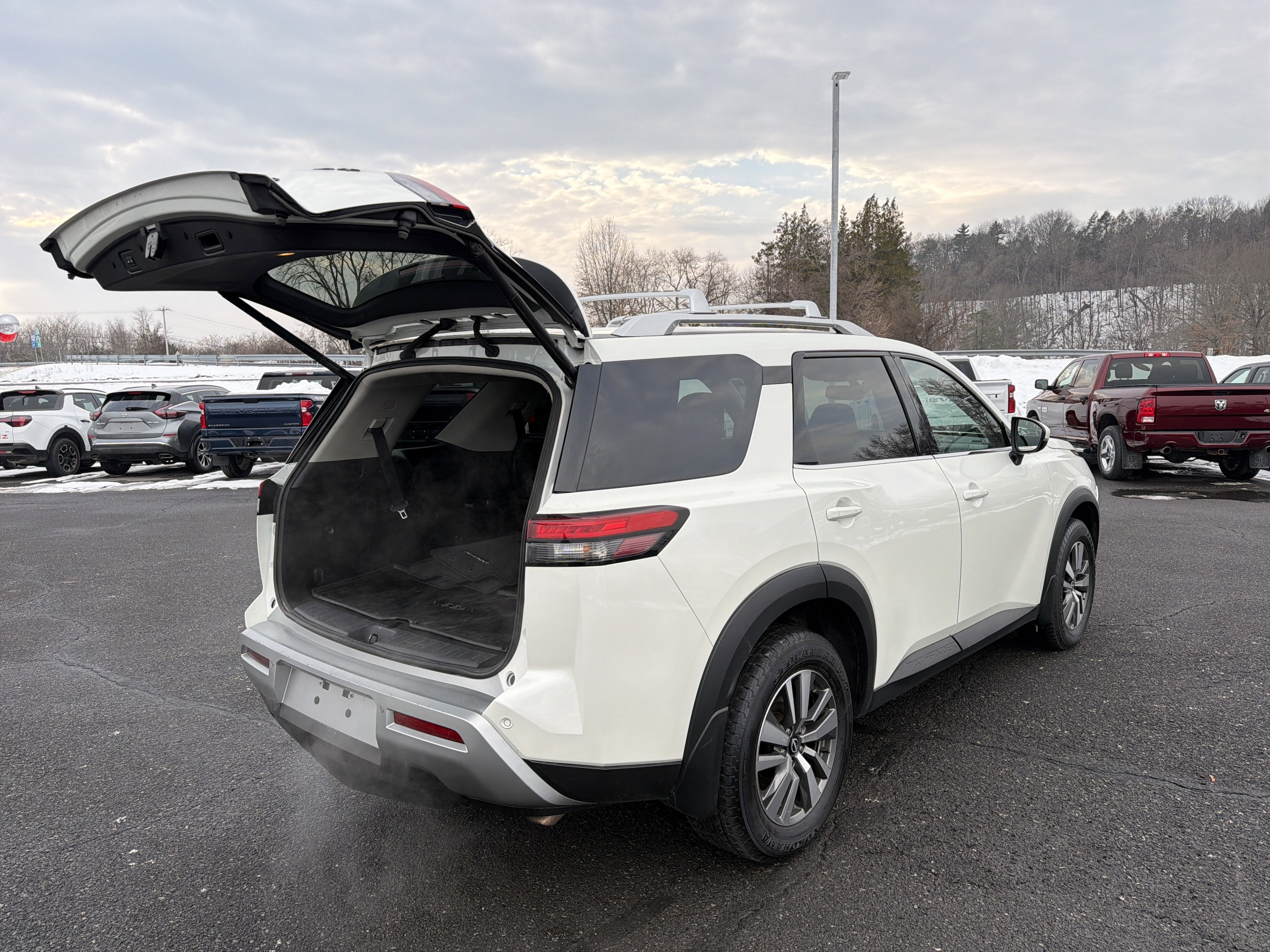 2022 Nissan Pathfinder SL