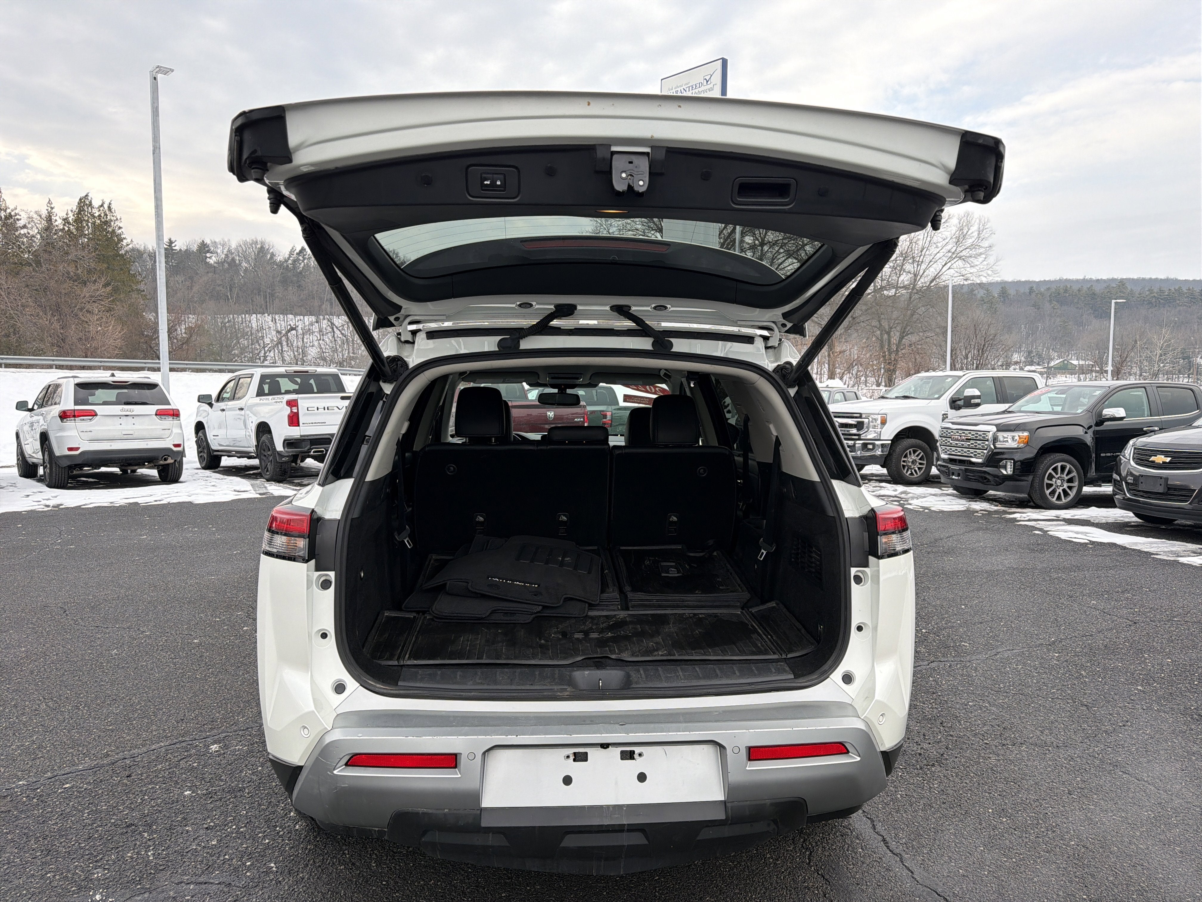 2022 Nissan Pathfinder SL