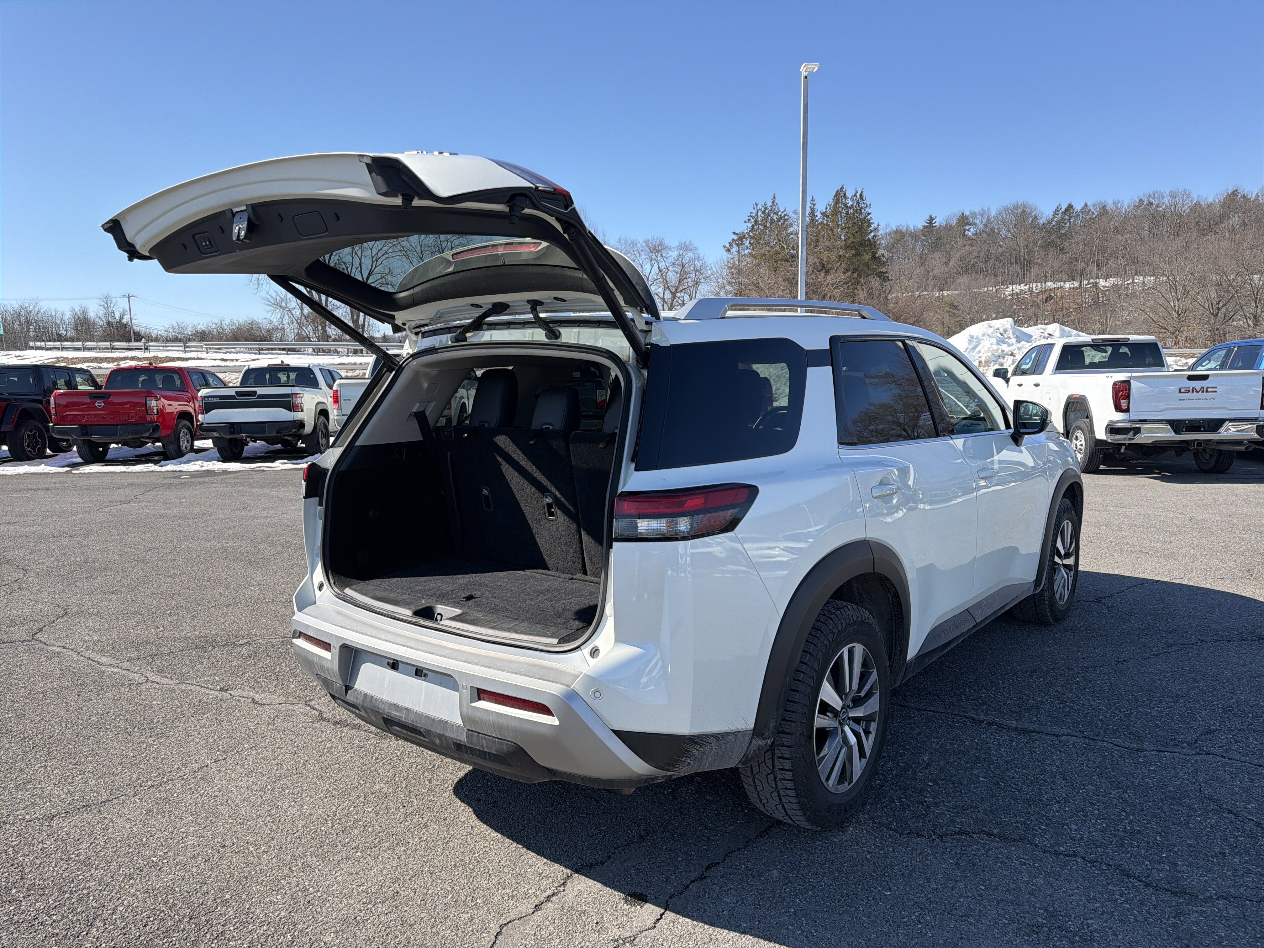 2023 Nissan Pathfinder SL