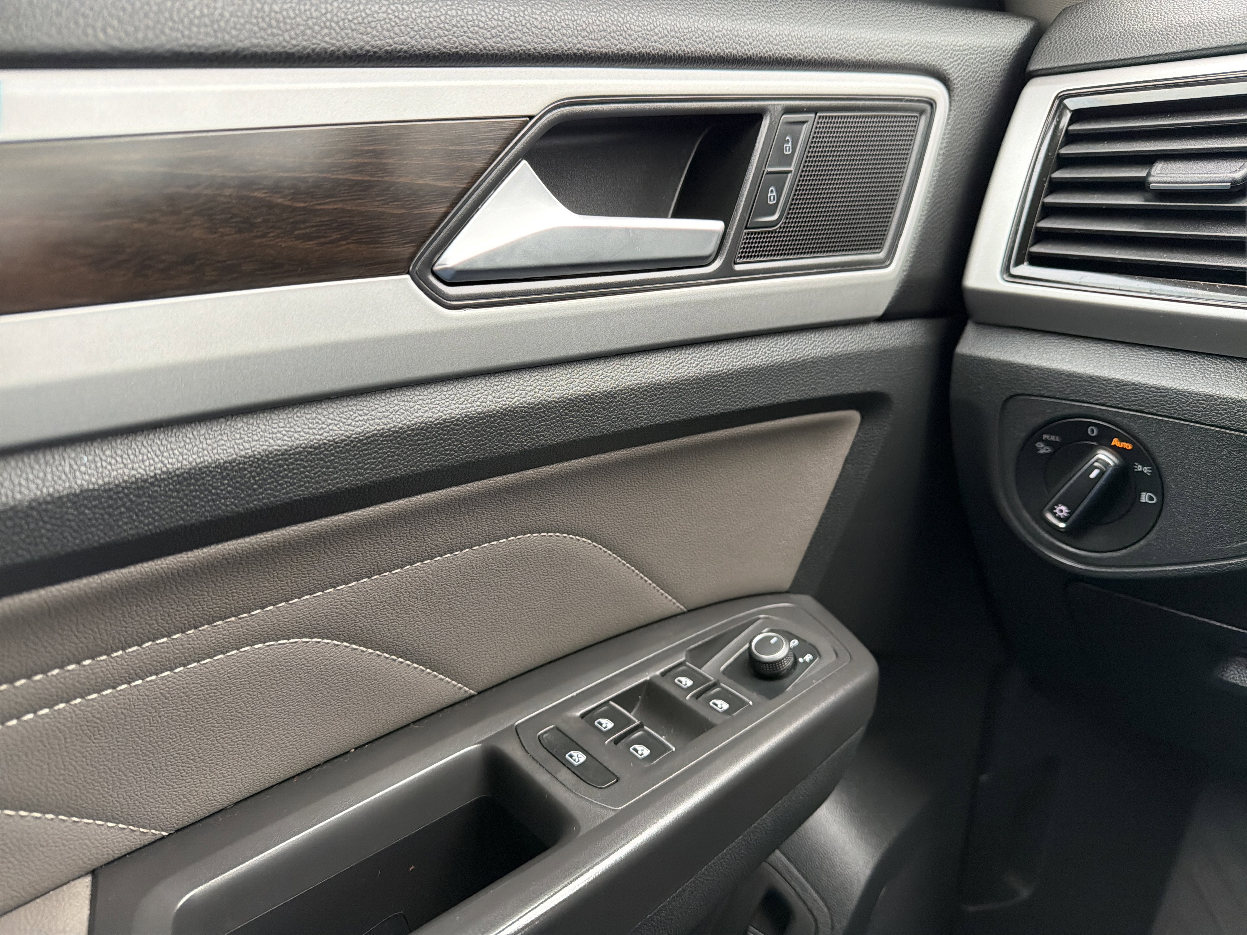 2023 Volkswagen Atlas 2.0T SE w/Technology