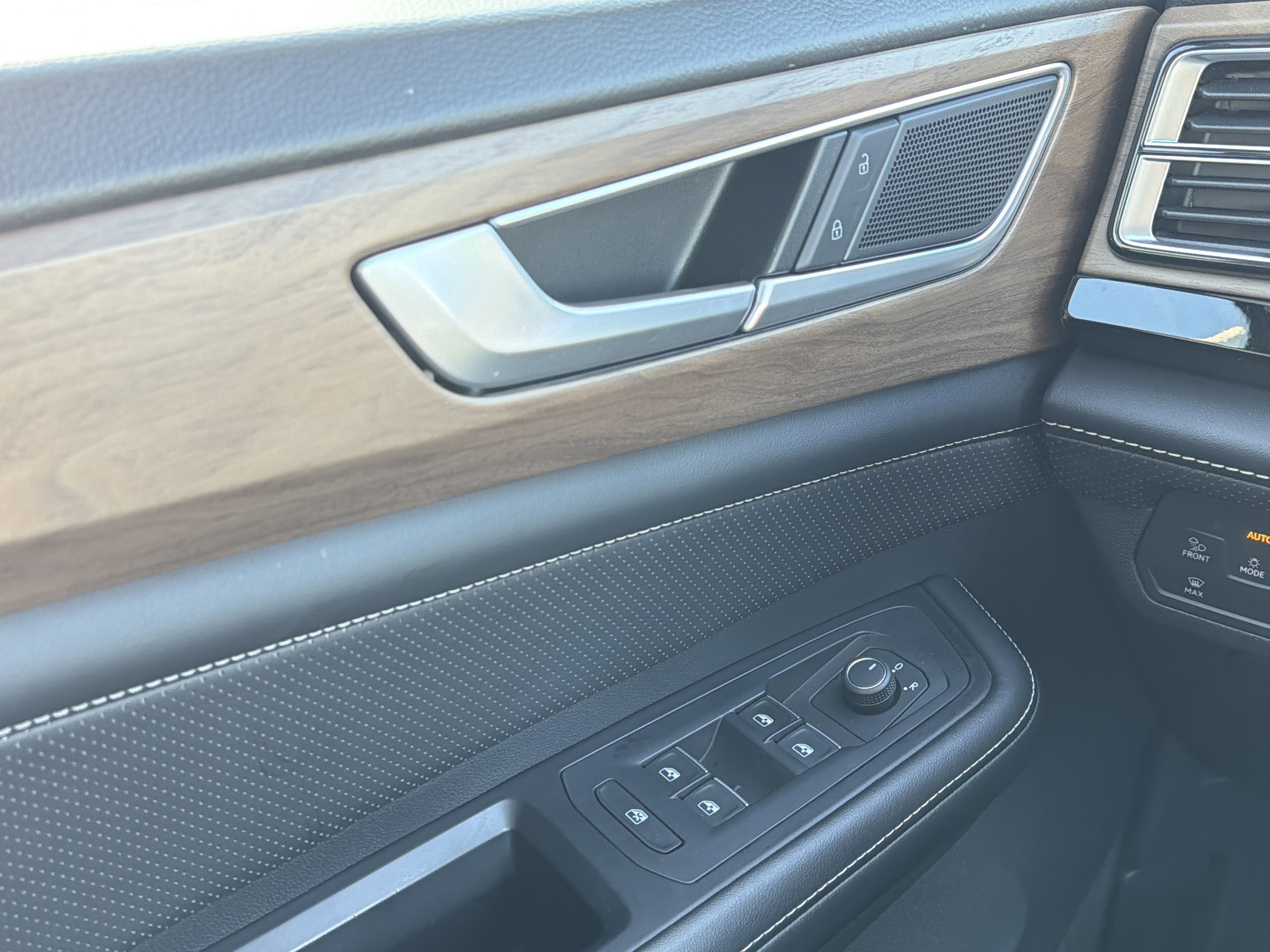 2024 Volkswagen Atlas 2.0T SE