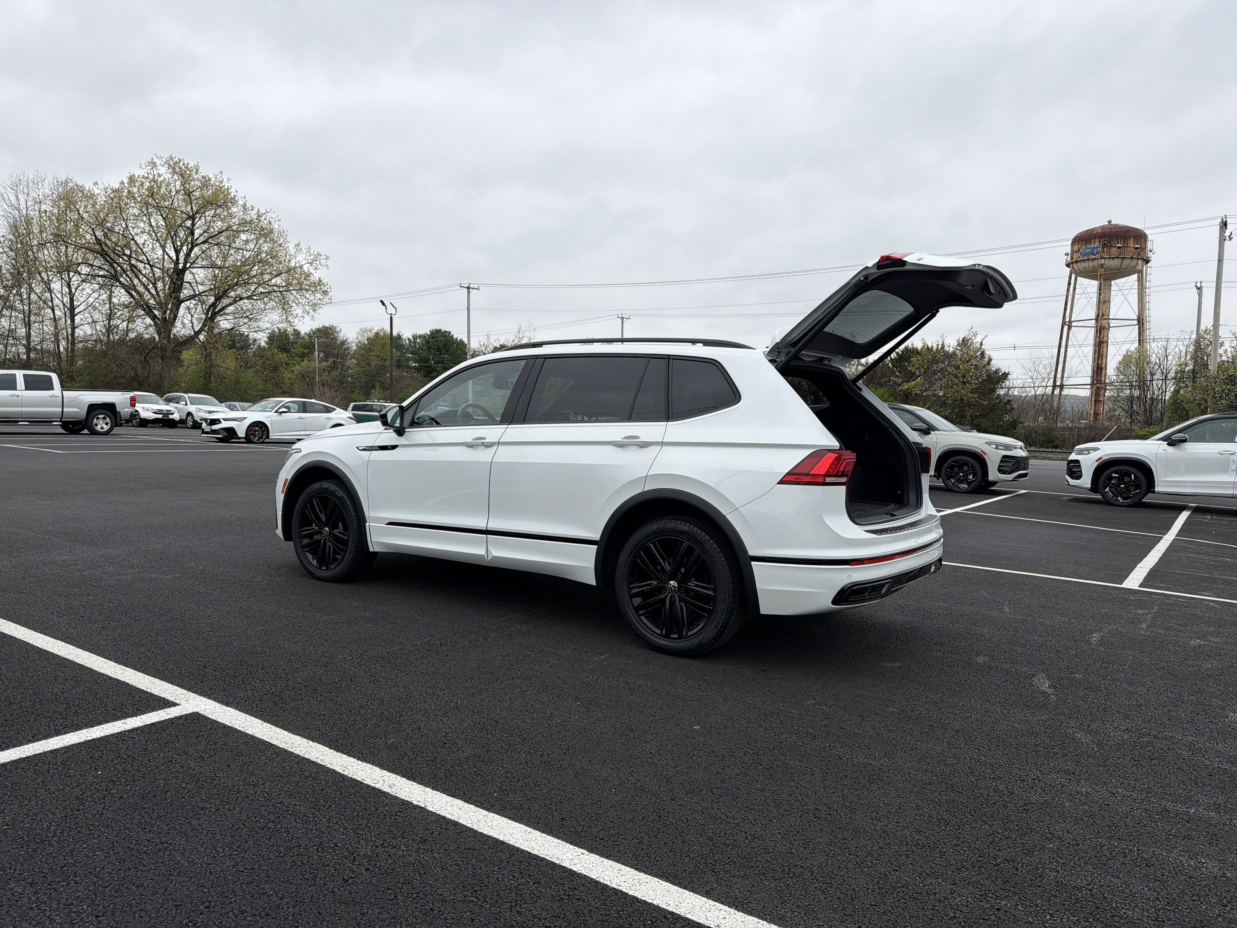 2022 Volkswagen Tiguan 2.0T SE R-Line Black