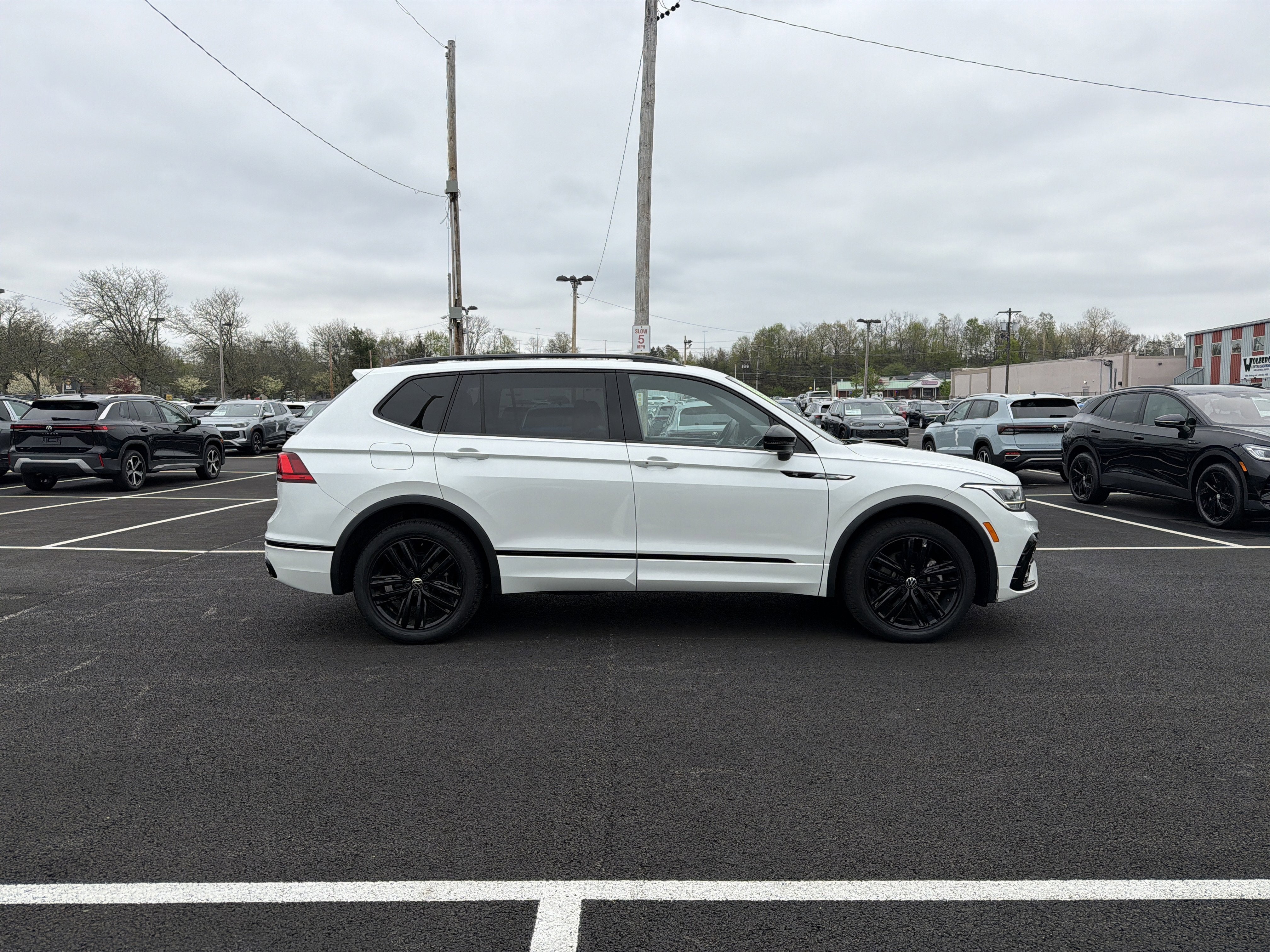 2022 Volkswagen Tiguan 2.0T SE R-Line Black