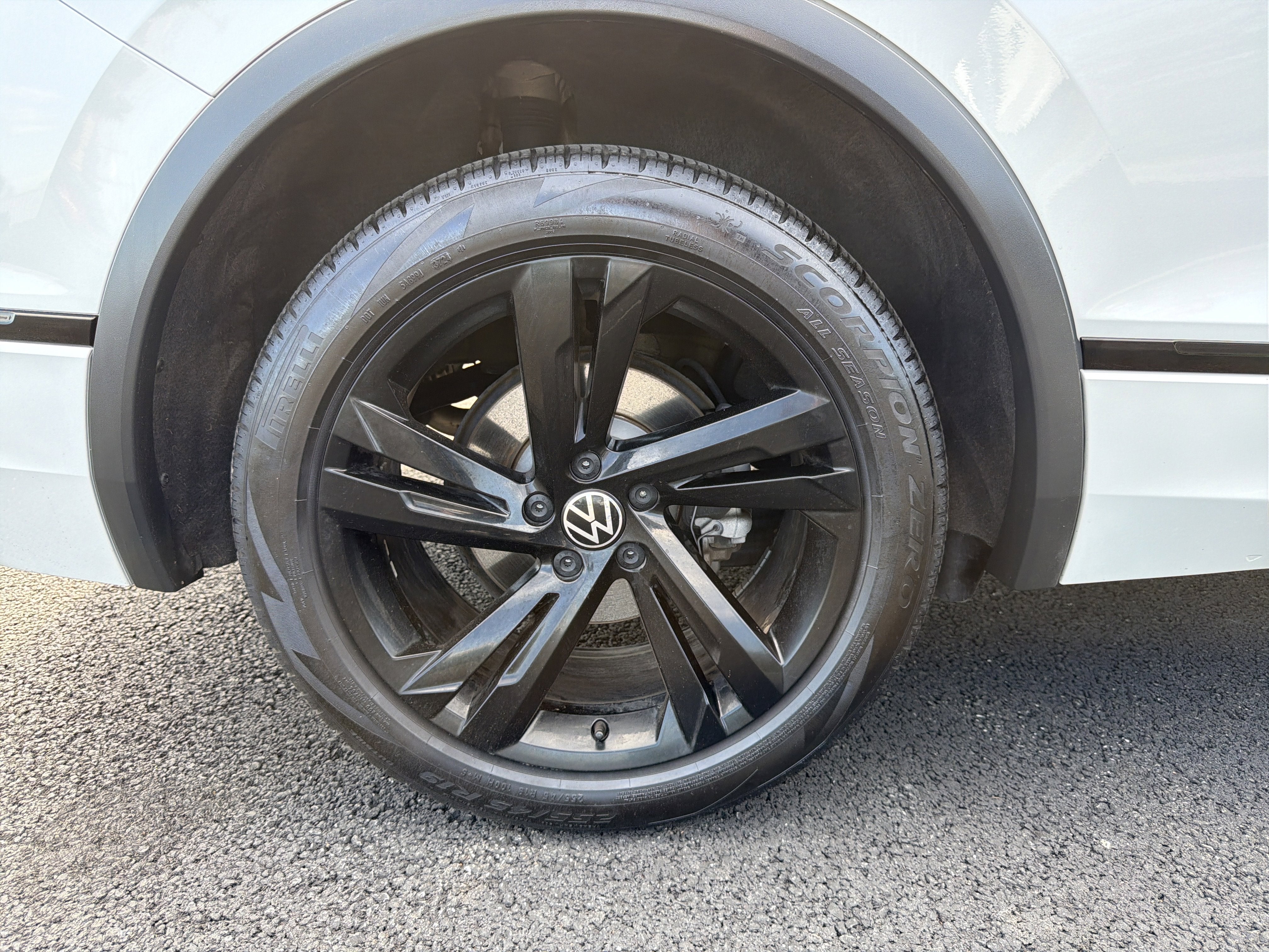 2024 Volkswagen Tiguan 2.0T SE R-Line Black