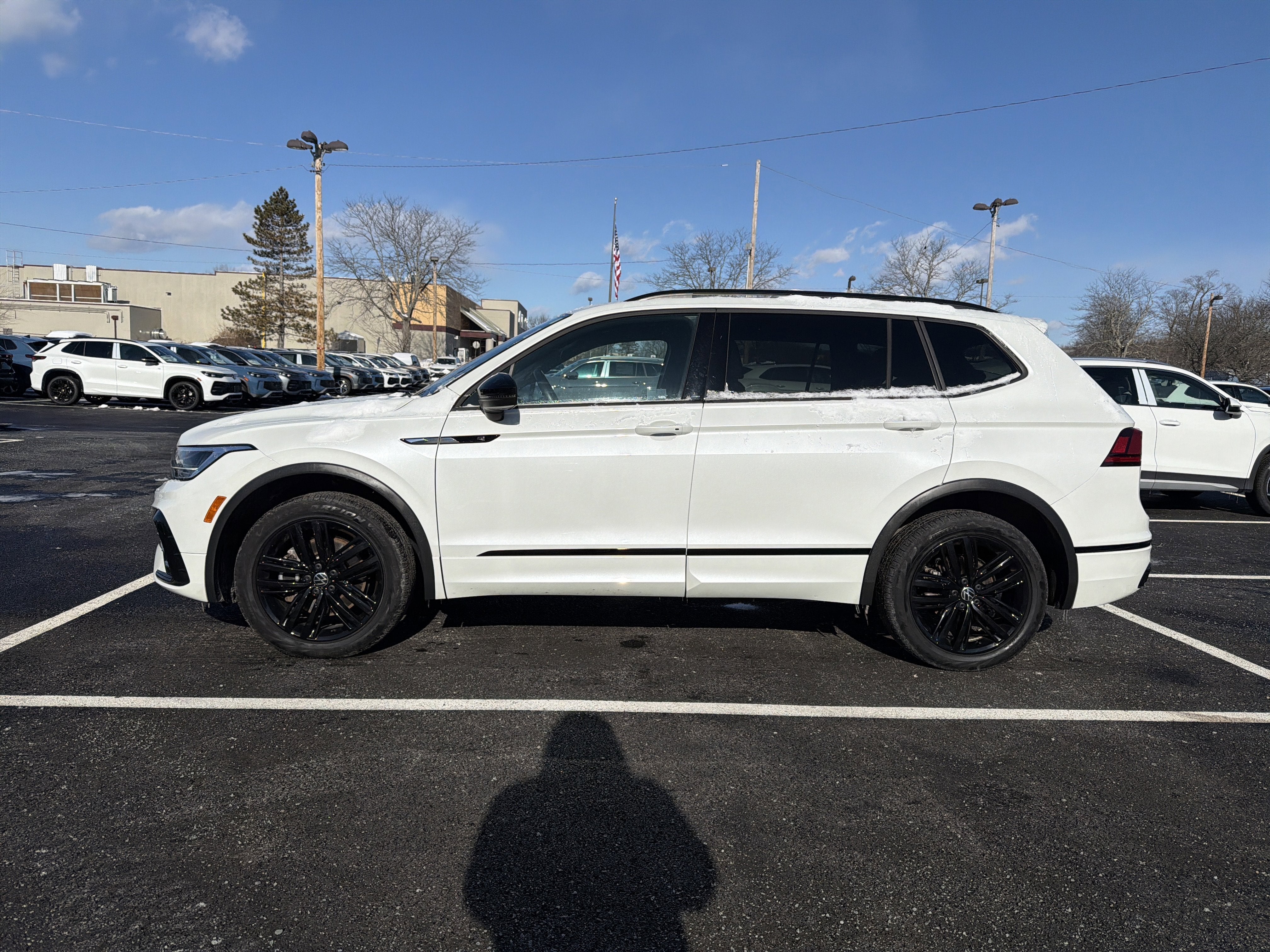 2022 Volkswagen Tiguan 2.0T SE R-Line Black