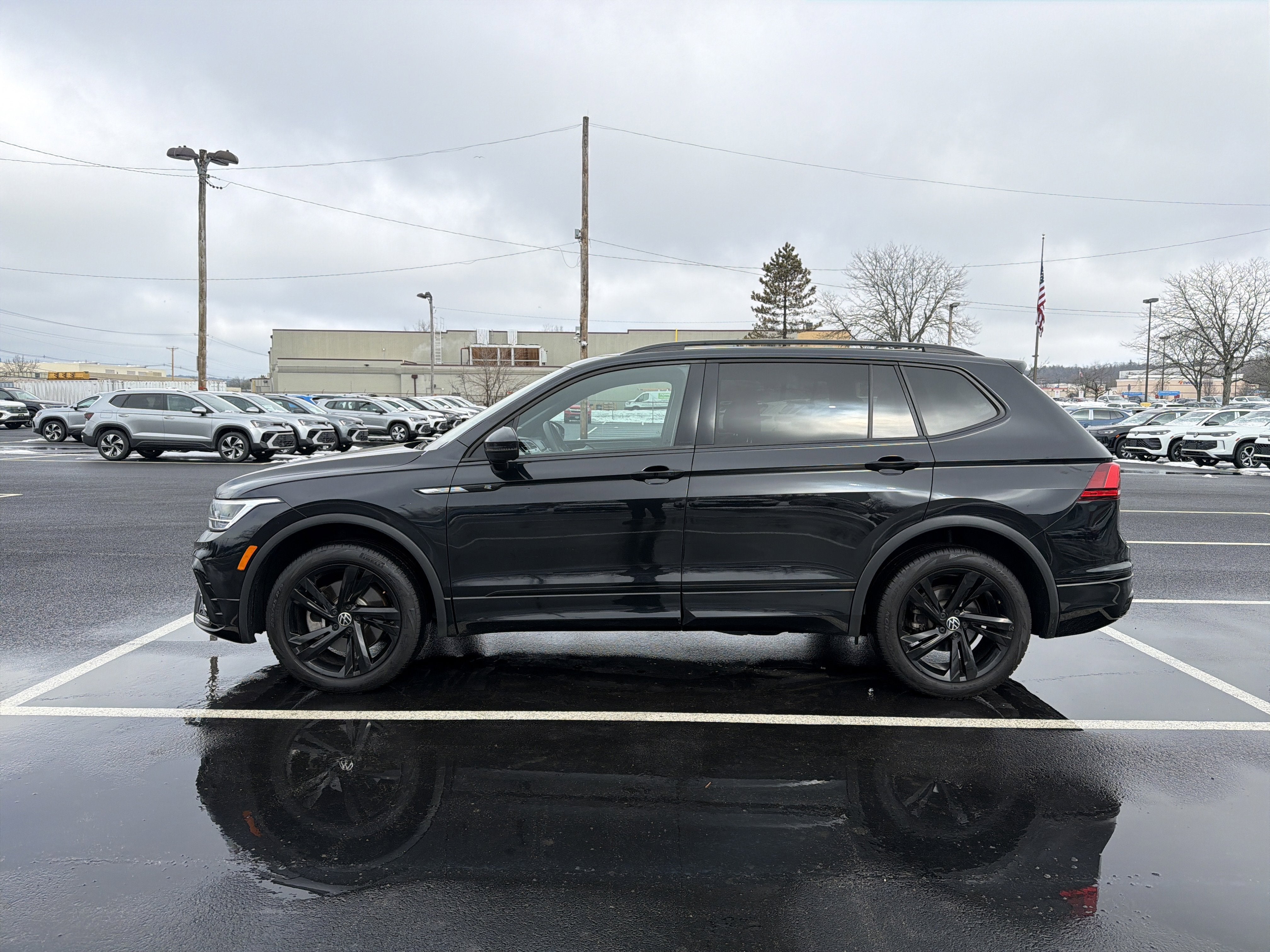 2023 Volkswagen Tiguan 2.0T SE R-Line Black