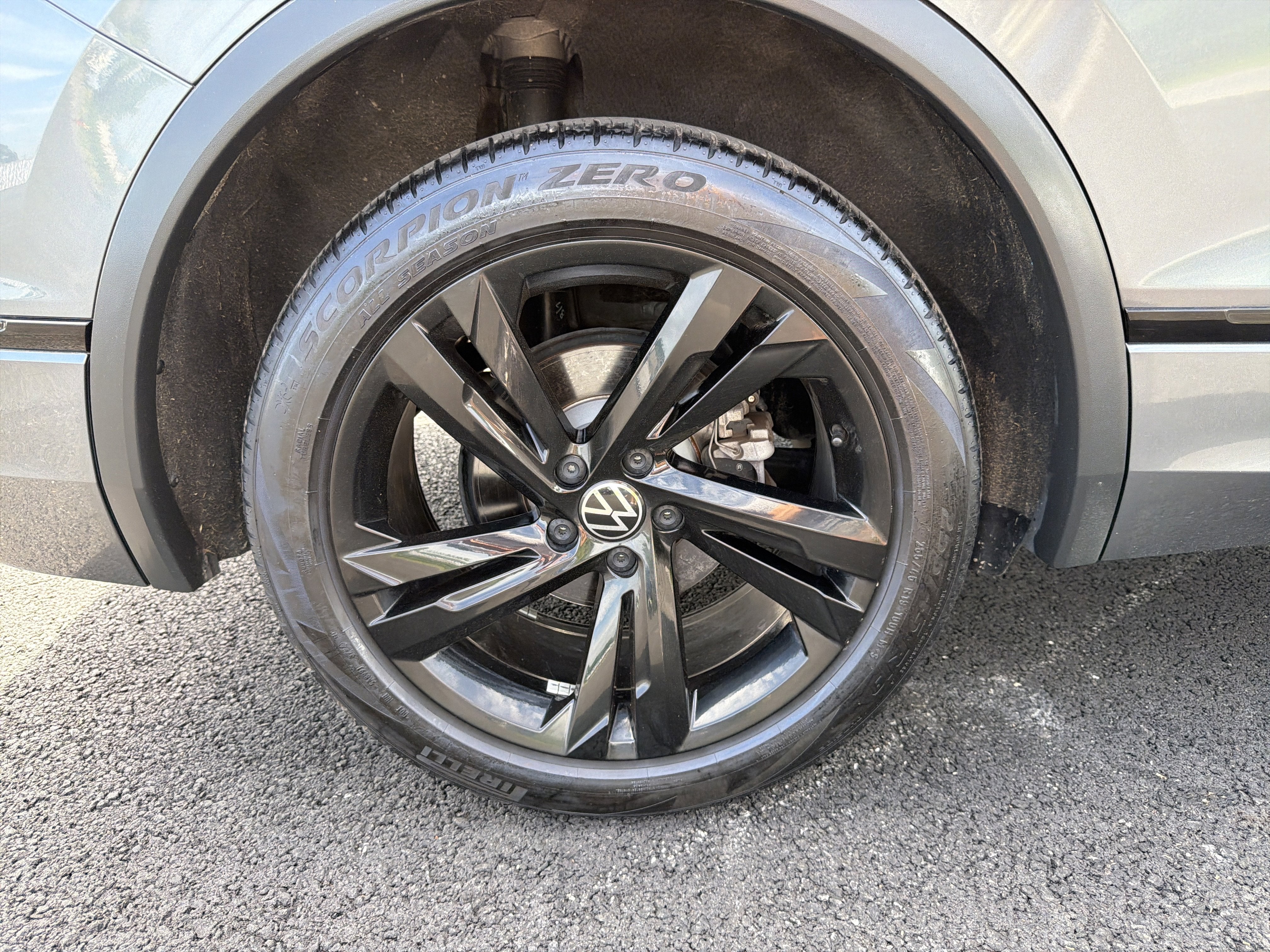 2024 Volkswagen Tiguan 2.0T SE R-Line Black