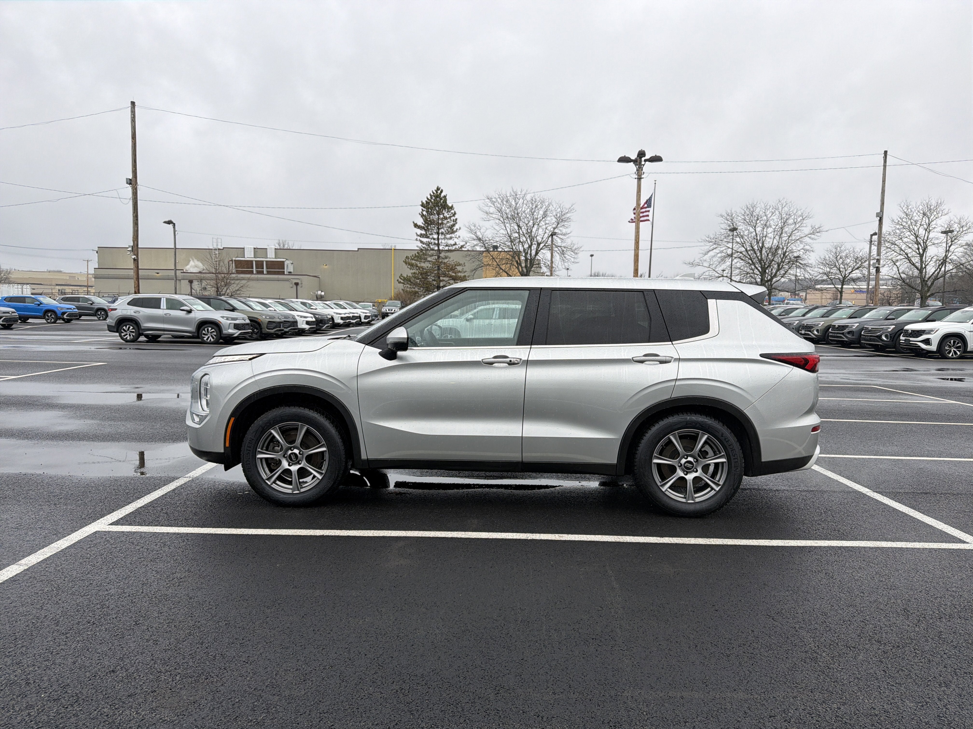 2024 Mitsubishi Outlander SE