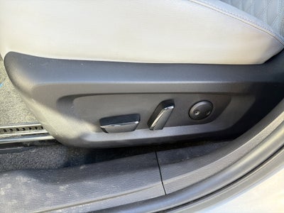 2023 Mitsubishi Outlander PHEV Base