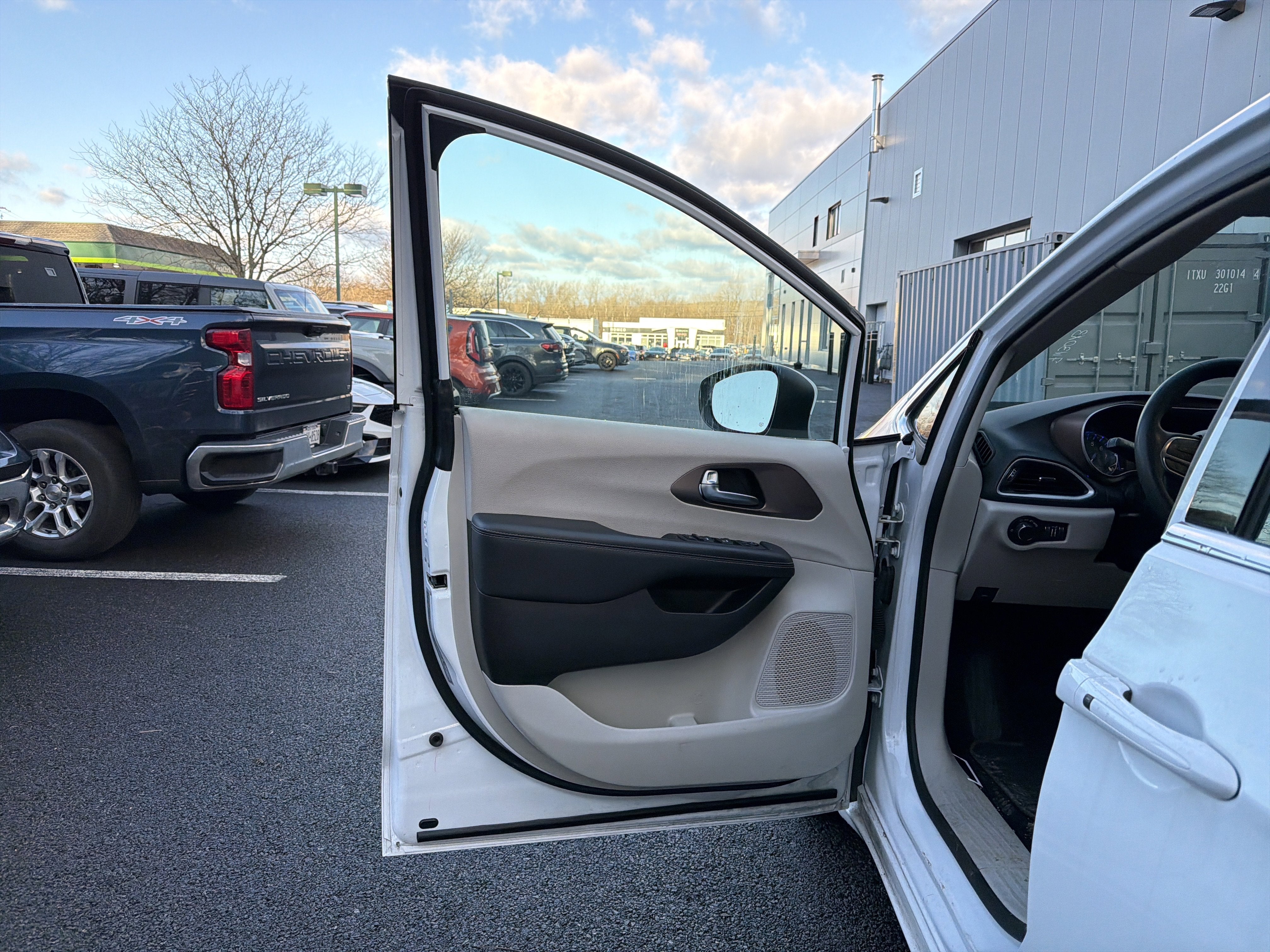 2023 Chrysler Voyager LX