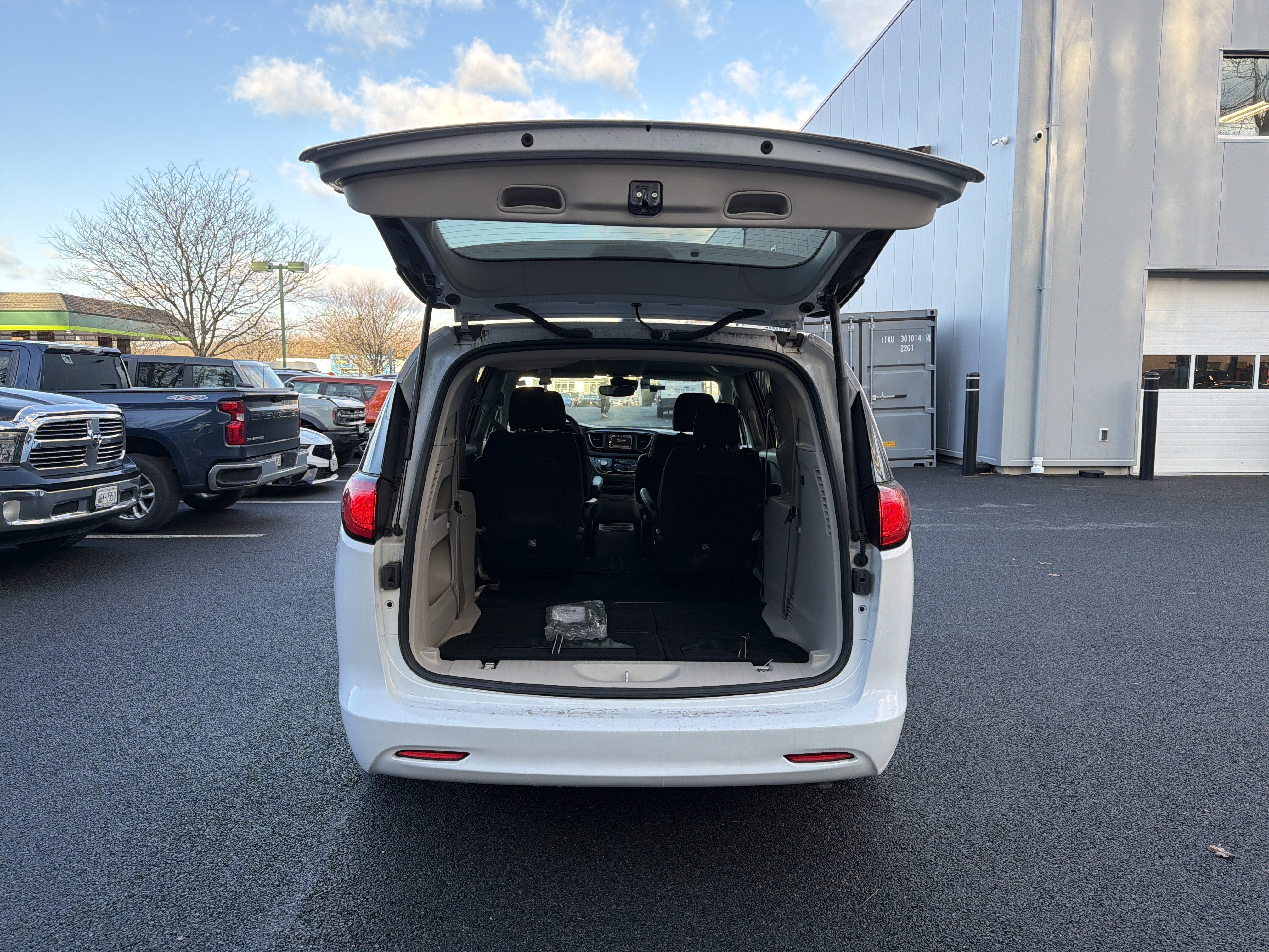 2023 Chrysler Voyager LX