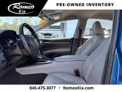 2019 Toyota Camry Hybrid SE