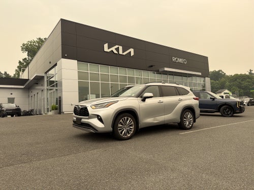2022 Toyota Highlander Hybrid Platinum