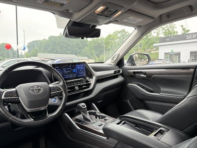 2022 Toyota Highlander Hybrid Platinum