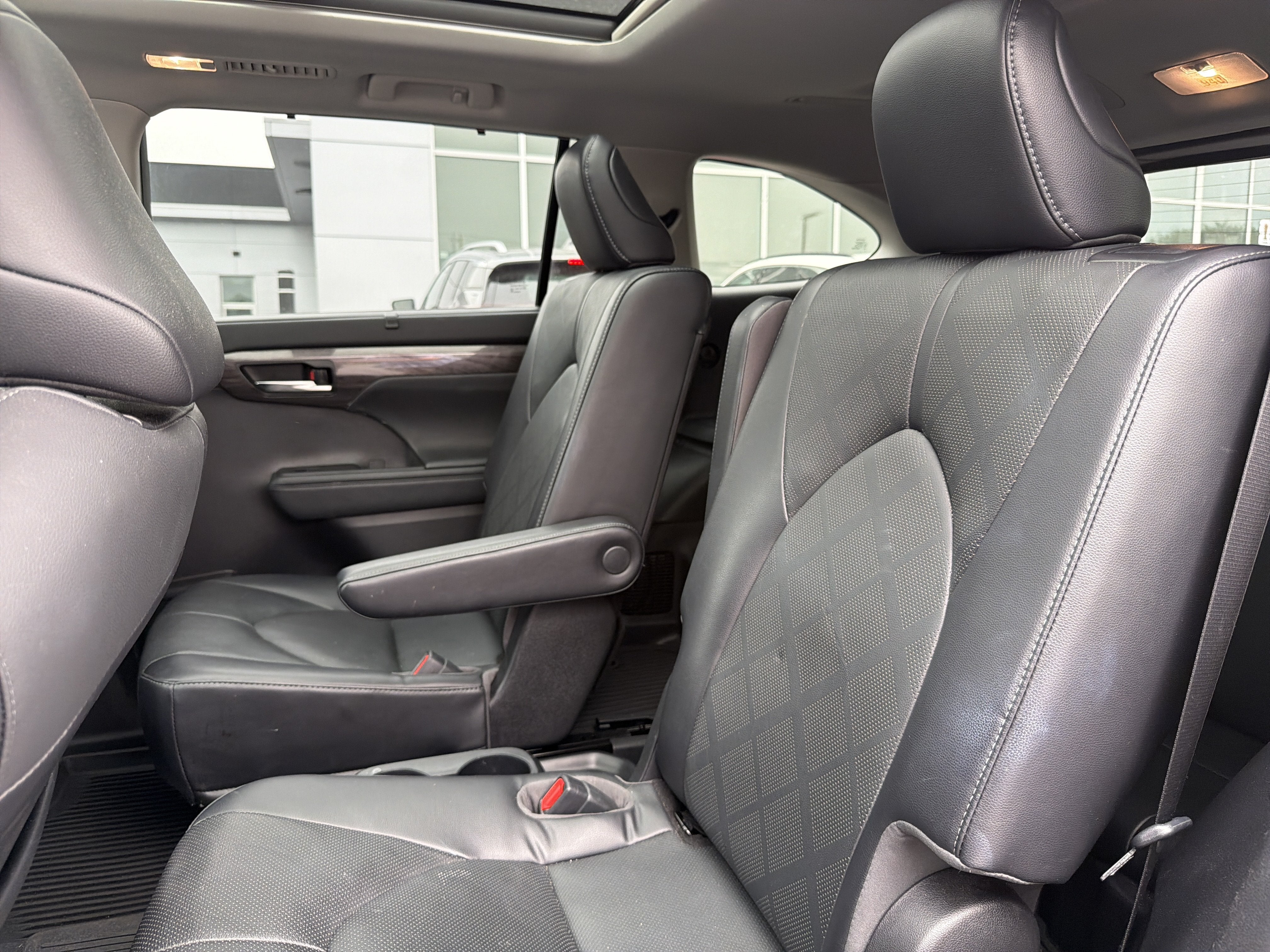 2022 Toyota Highlander Hybrid Platinum