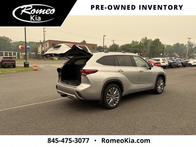 2022 Toyota Highlander Hybrid Platinum
