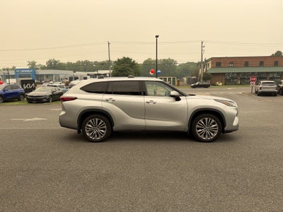 2022 Toyota Highlander Hybrid Platinum