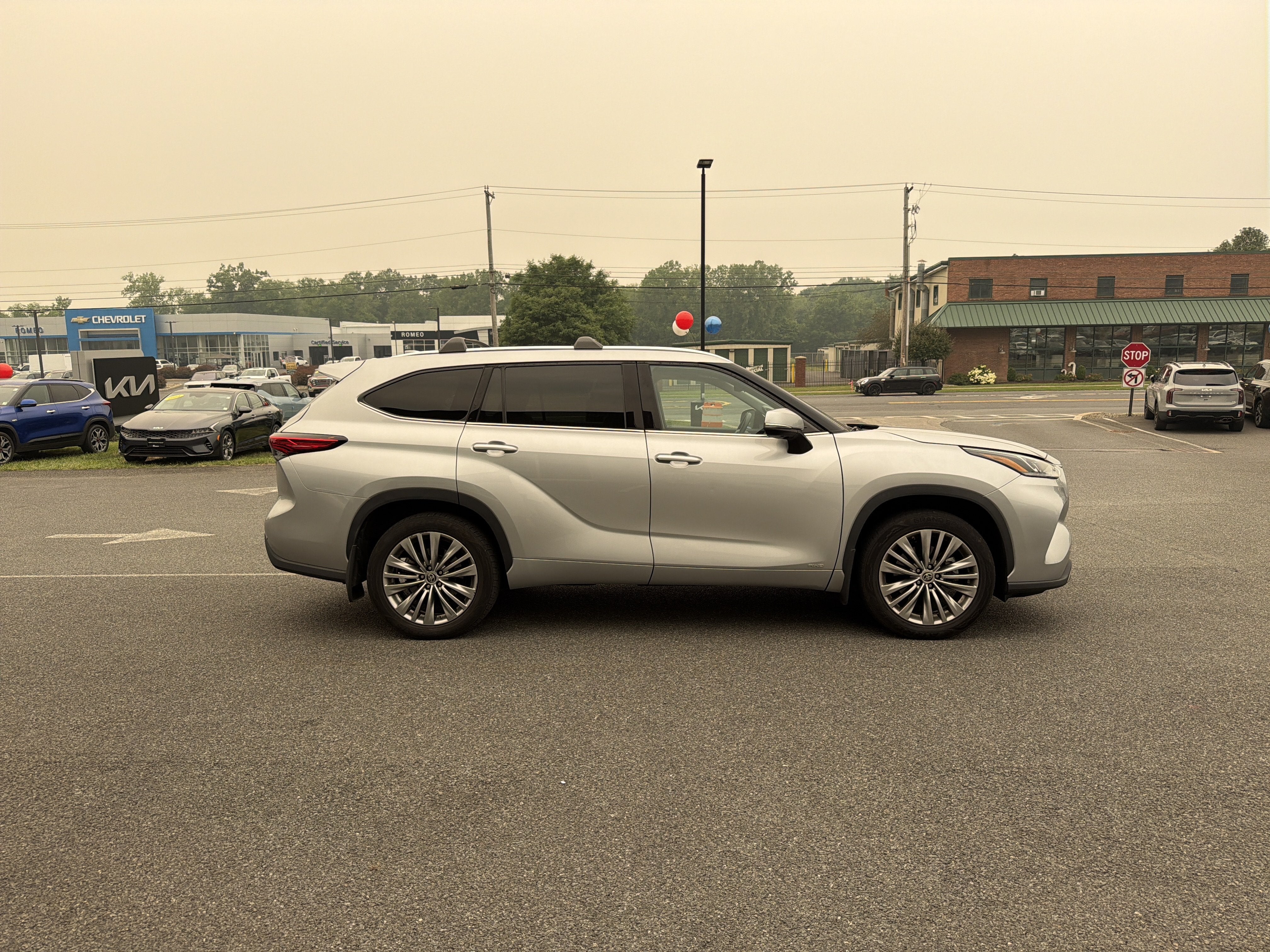 2022 Toyota Highlander Hybrid Platinum