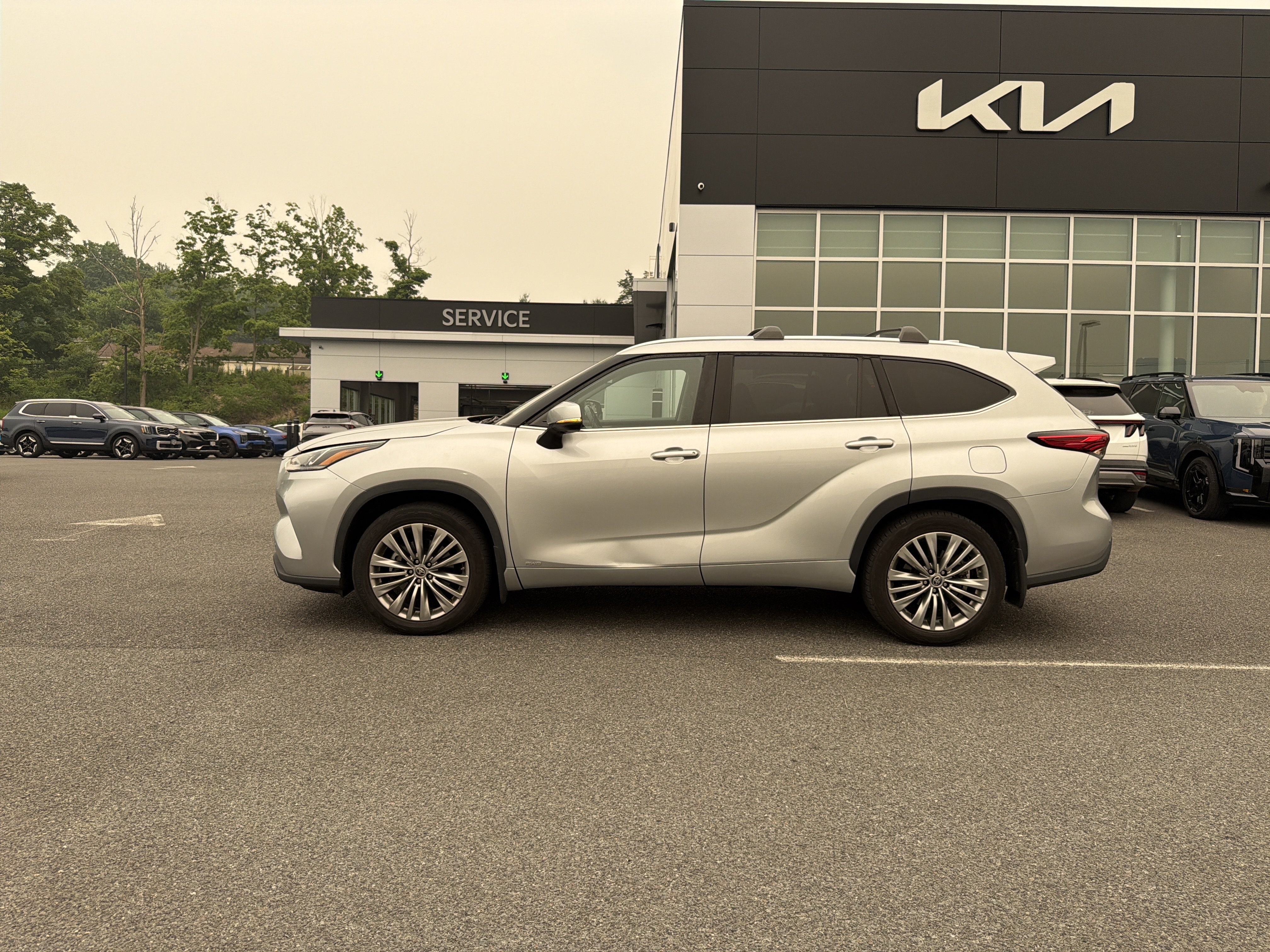2022 Toyota Highlander Hybrid Platinum