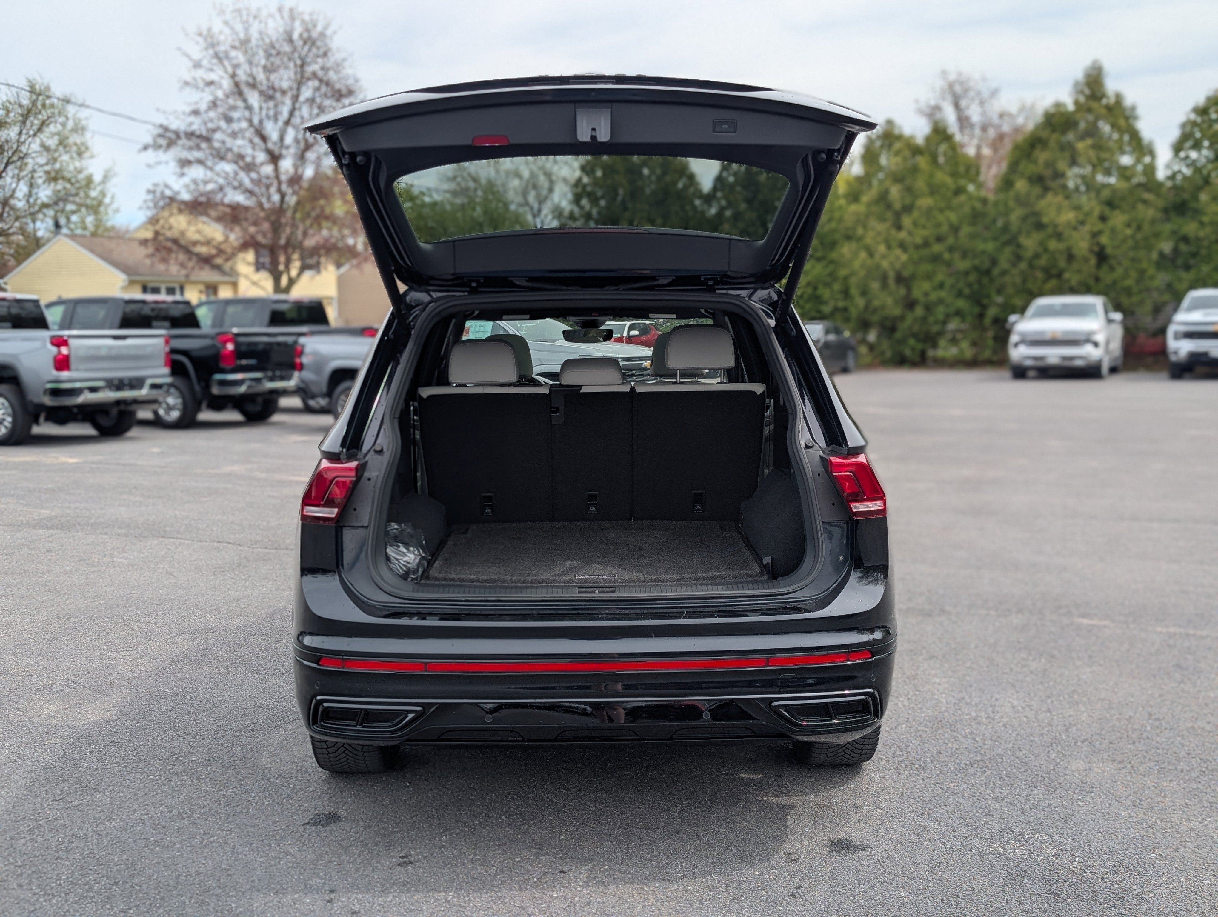 2022 Volkswagen Tiguan 2.0T SE R-Line Black