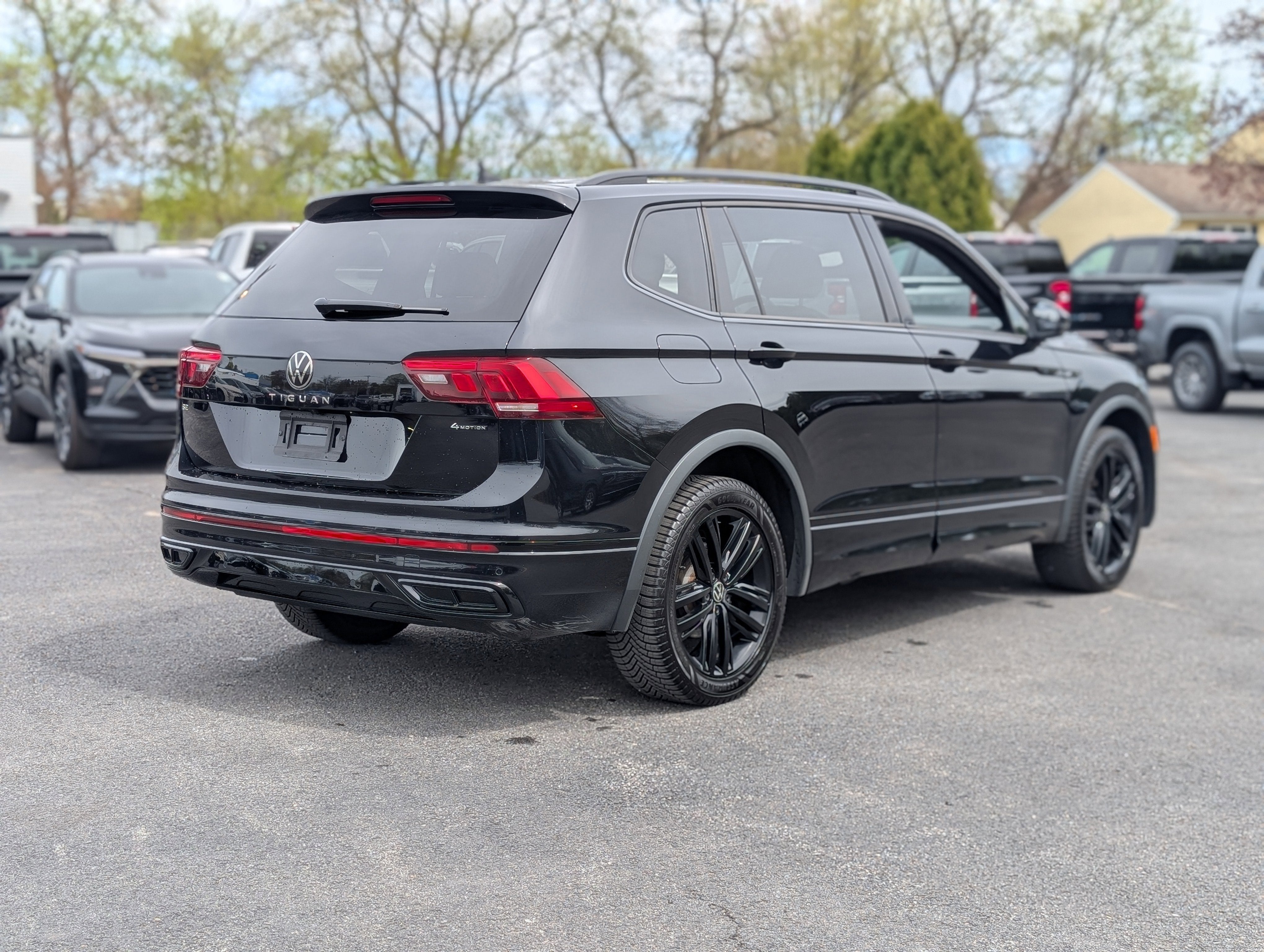 2022 Volkswagen Tiguan 2.0T SE R-Line Black