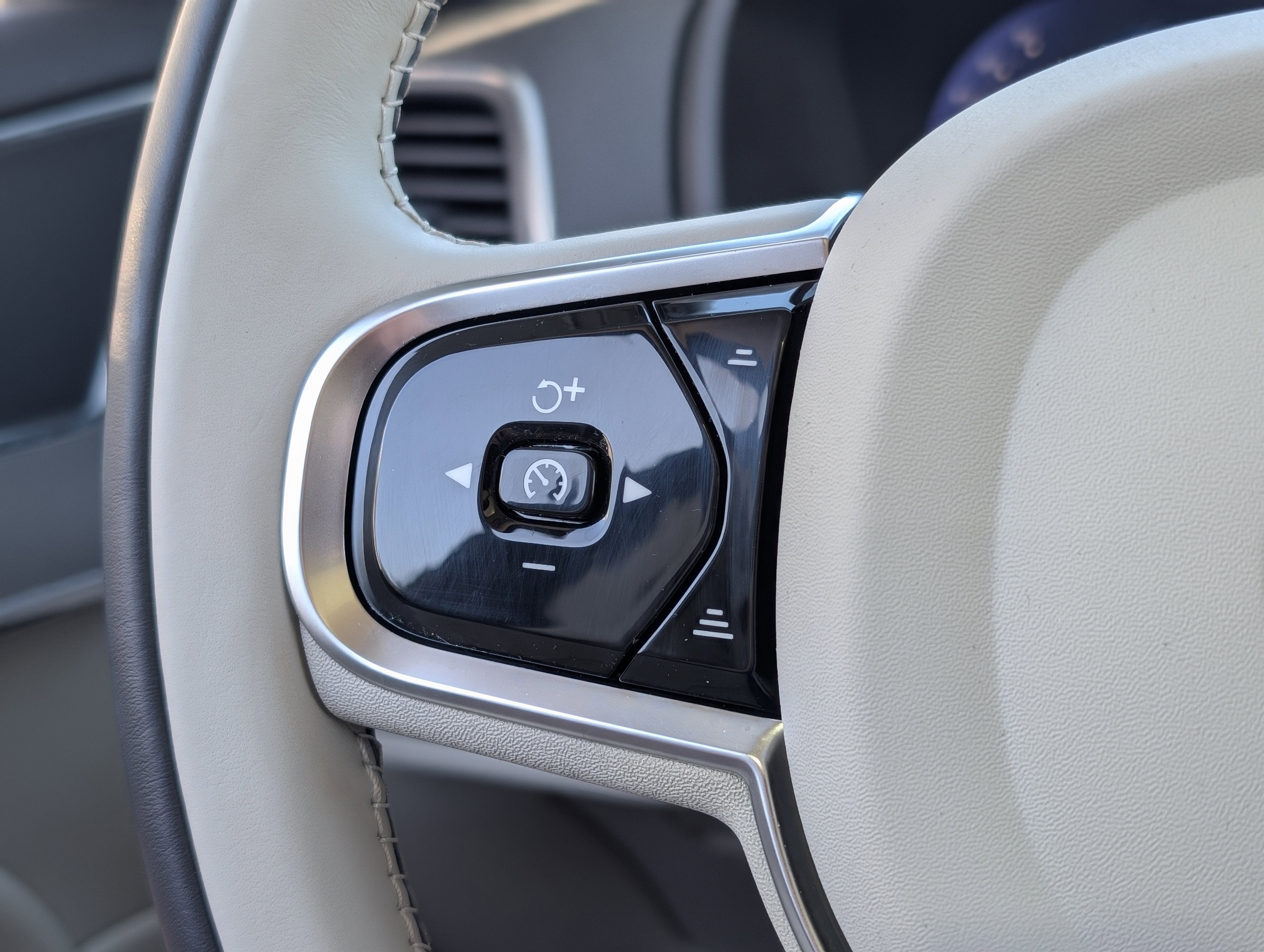 2023 Volvo XC90 B5 Core