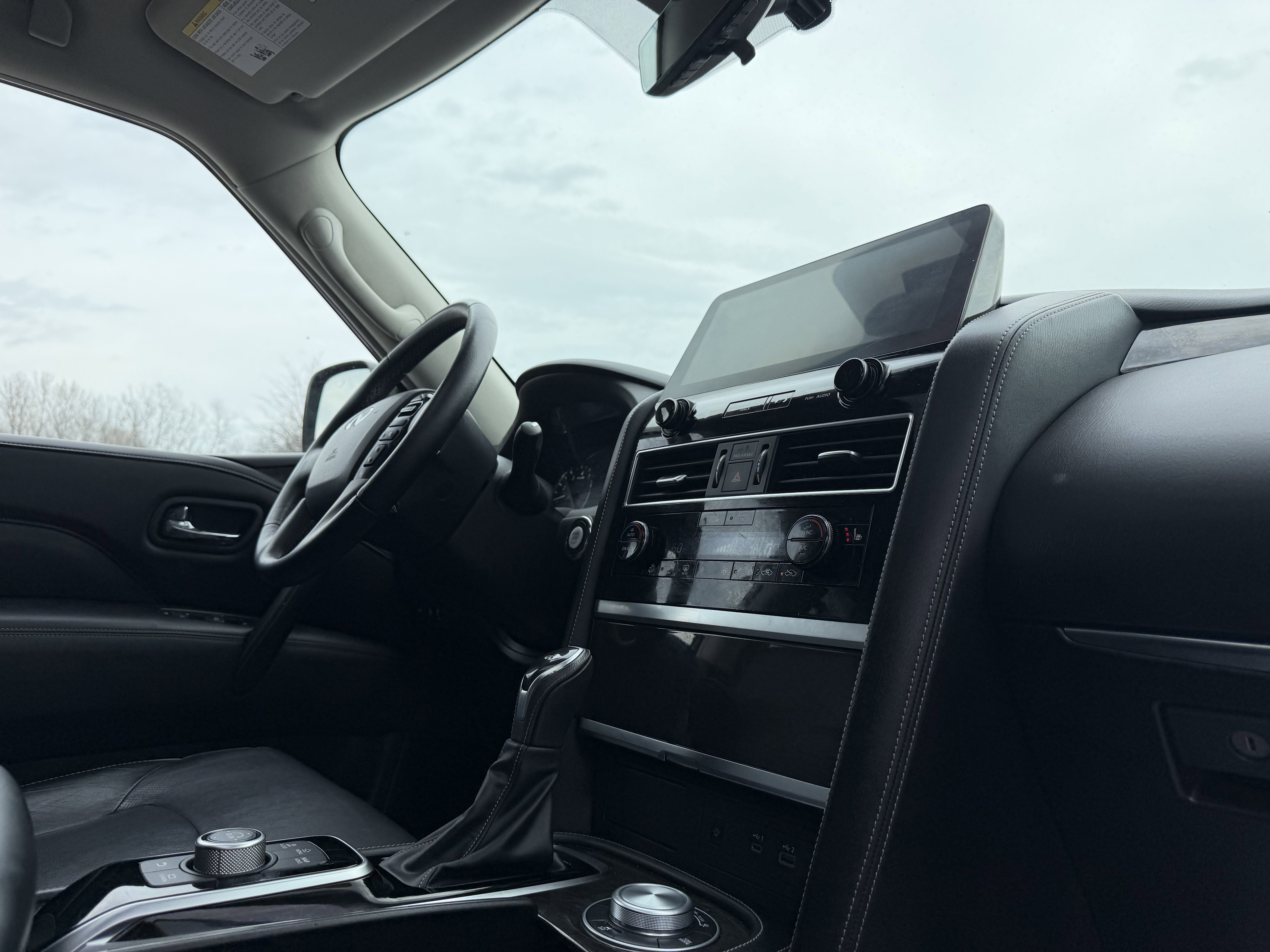 2024 INFINITI QX80 LUXE