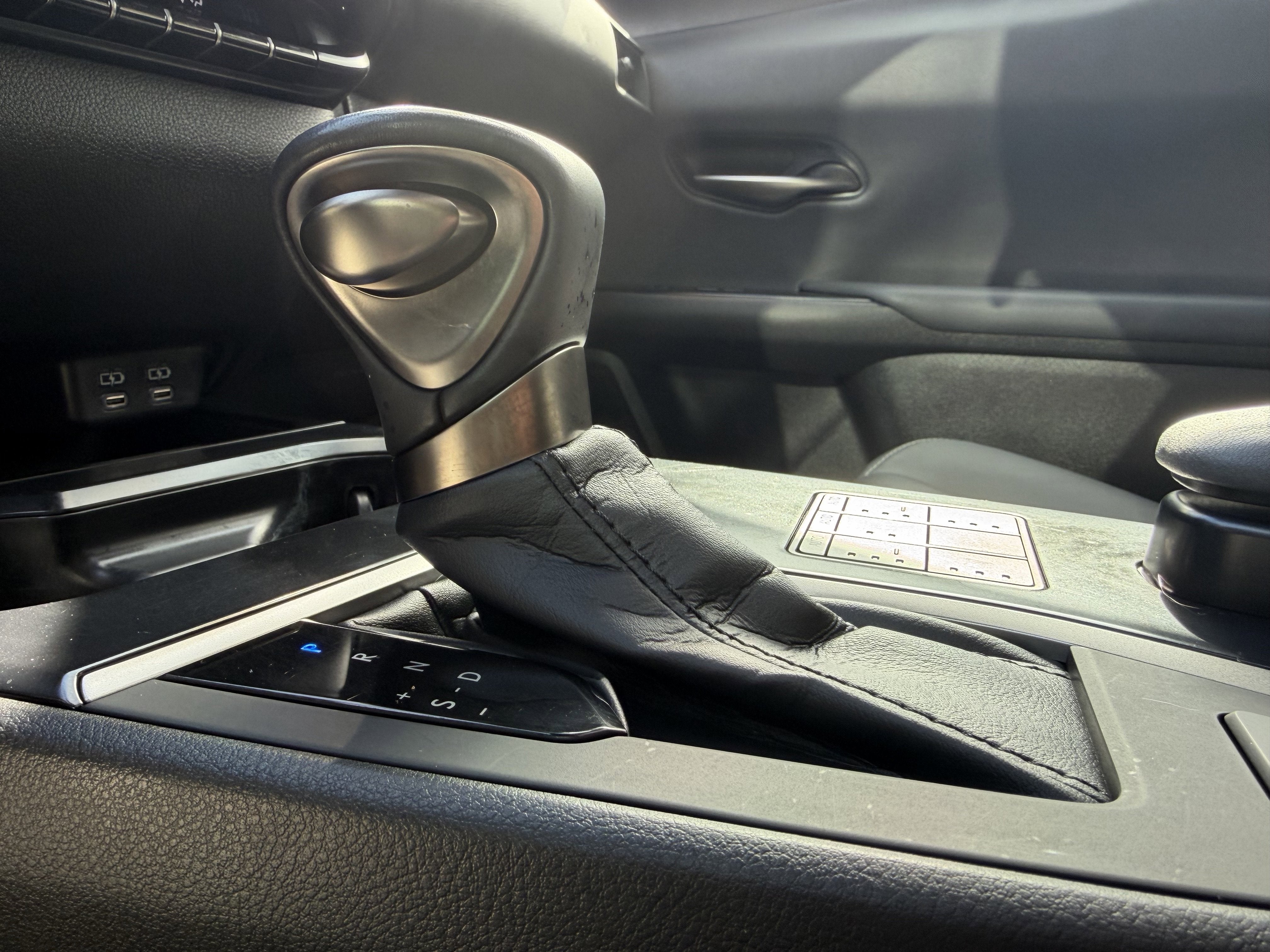 2023 Lexus UX 250h F SPORT Design