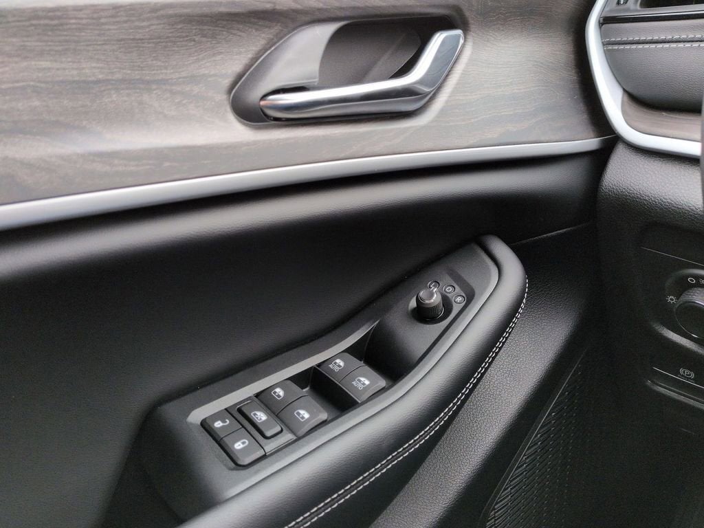 2026 Jeep Grand Cherokee Laredo Altitude