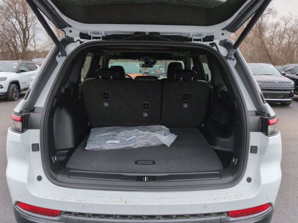 2026 Jeep Grand Cherokee Laredo Altitude