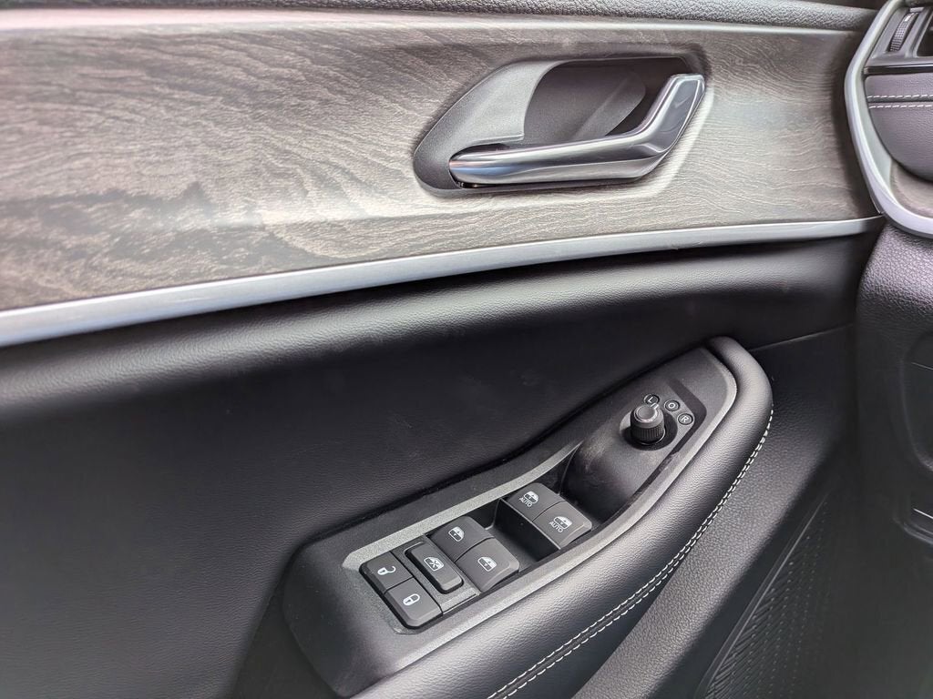 2026 Jeep Grand Cherokee Laredo Altitude