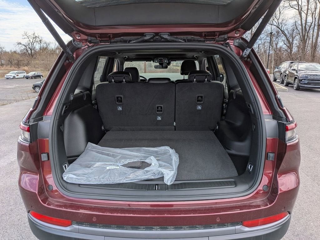 2026 Jeep Grand Cherokee Laredo Altitude