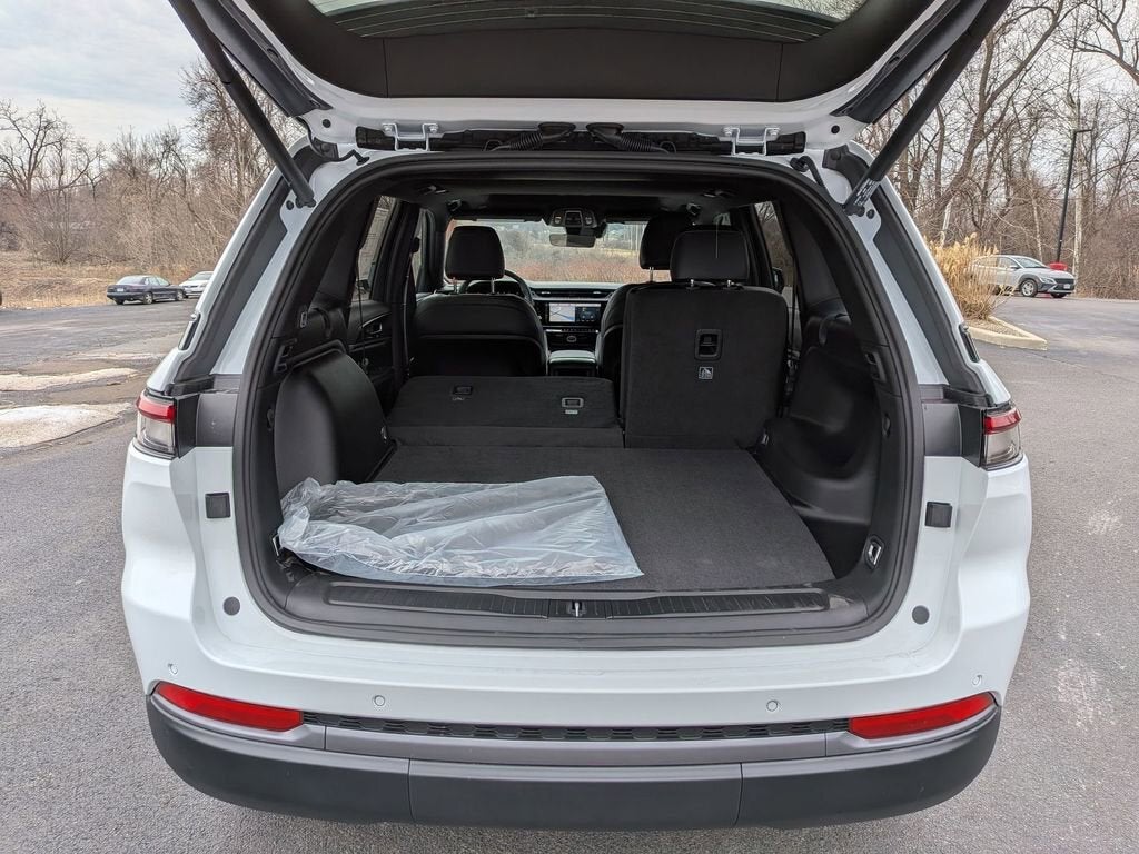 2026 Jeep Grand Cherokee Laredo Altitude