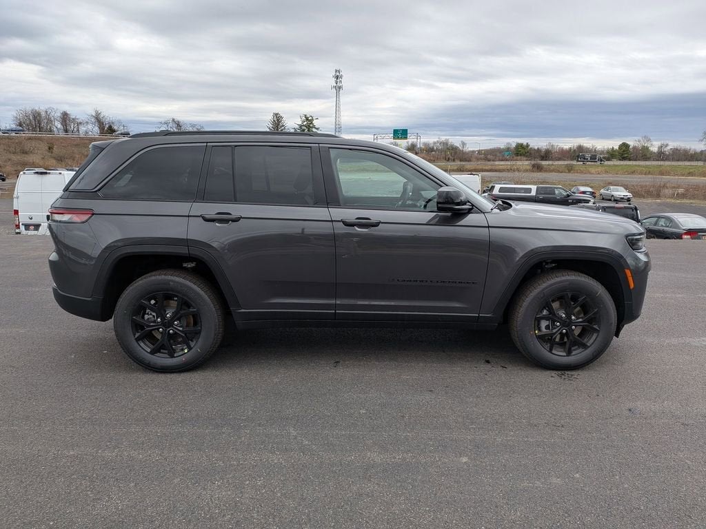 2026 Jeep Grand Cherokee Laredo Altitude