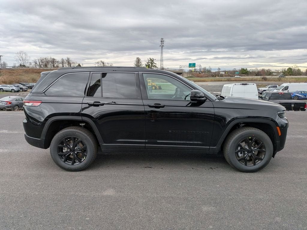 2026 Jeep Grand Cherokee Laredo Altitude