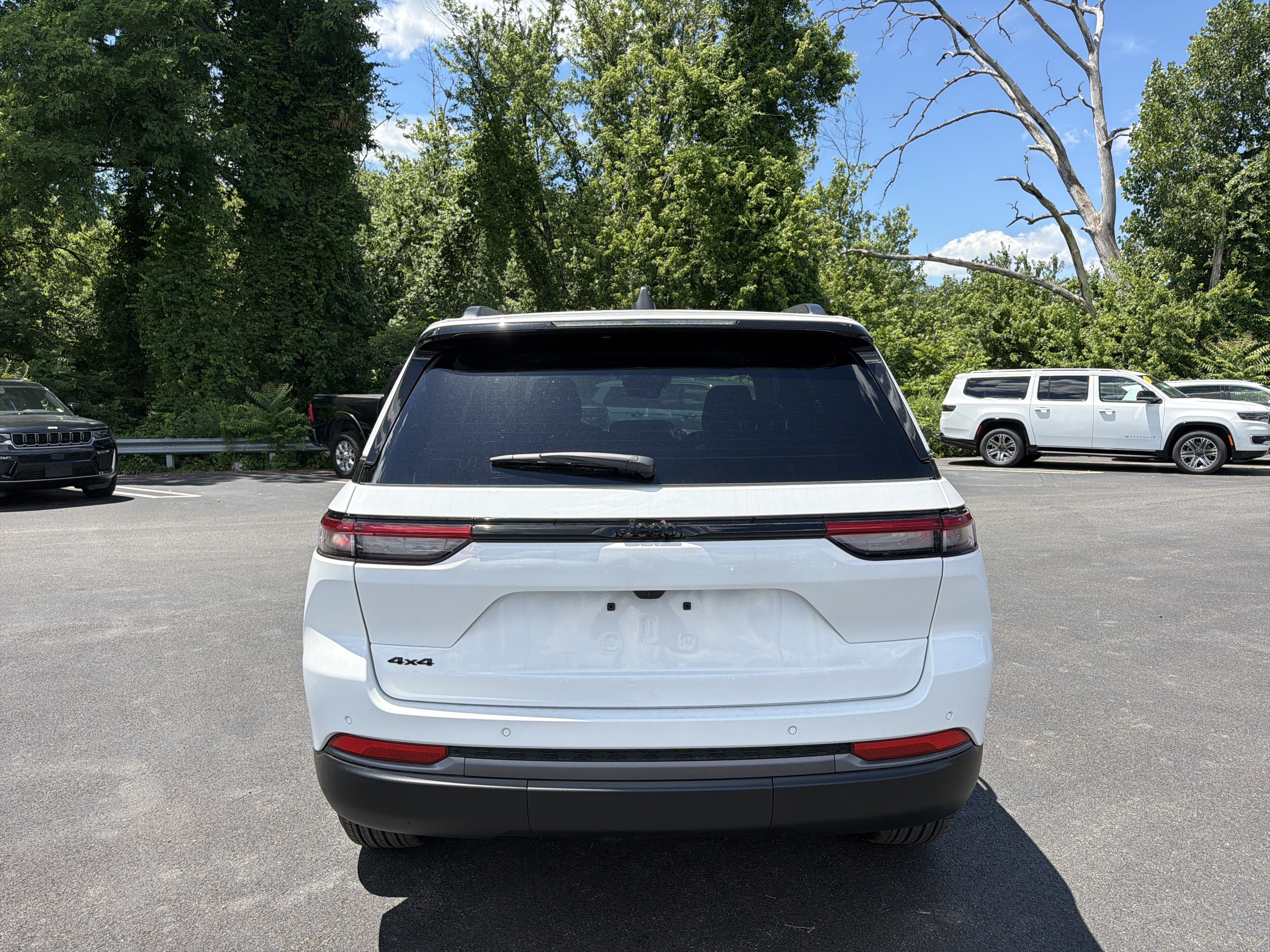 2026 Jeep Grand Cherokee Laredo Altitude