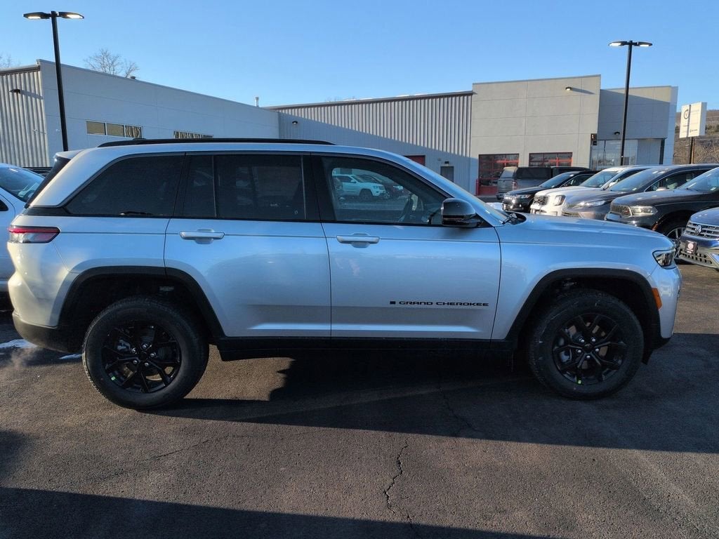 2026 Jeep Grand Cherokee Laredo Altitude