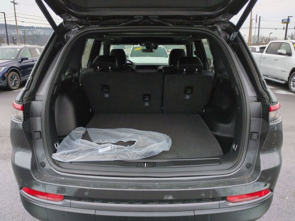 2026 Jeep Grand Cherokee Laredo Altitude