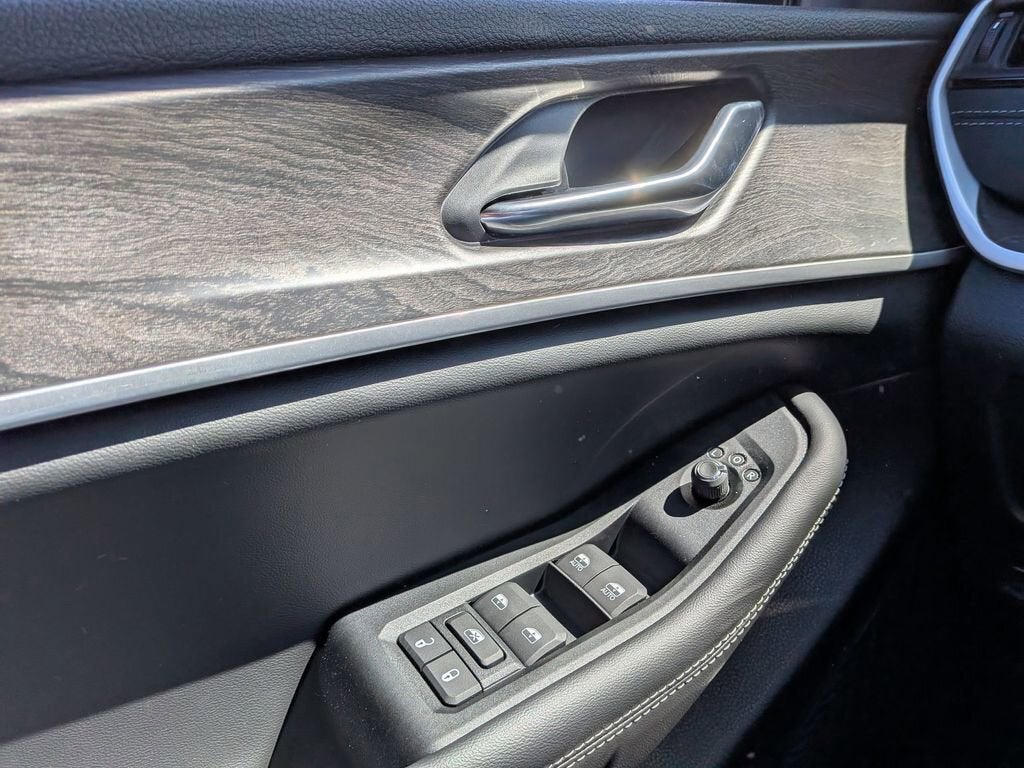2026 Jeep Grand Cherokee Laredo Altitude