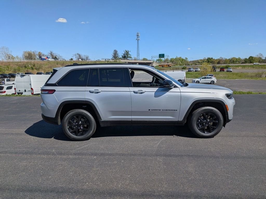 2026 Jeep Grand Cherokee Laredo Altitude
