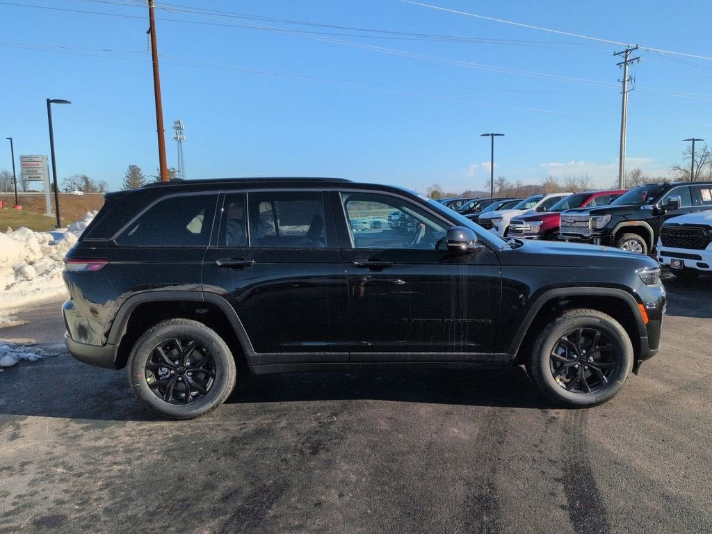 2026 Jeep Grand Cherokee Laredo Altitude