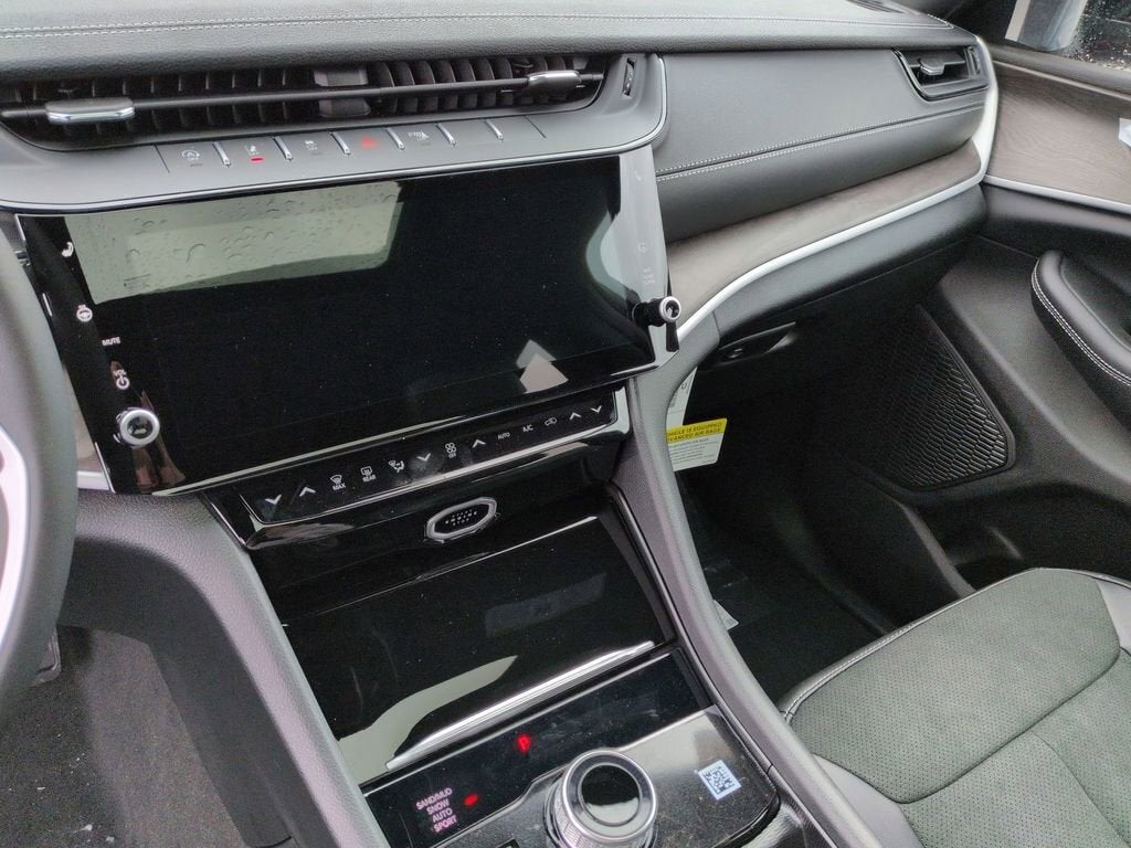 2026 Jeep Grand Cherokee Laredo Altitude