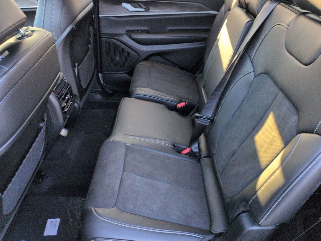 2026 Jeep Grand Cherokee L Laredo Altitude
